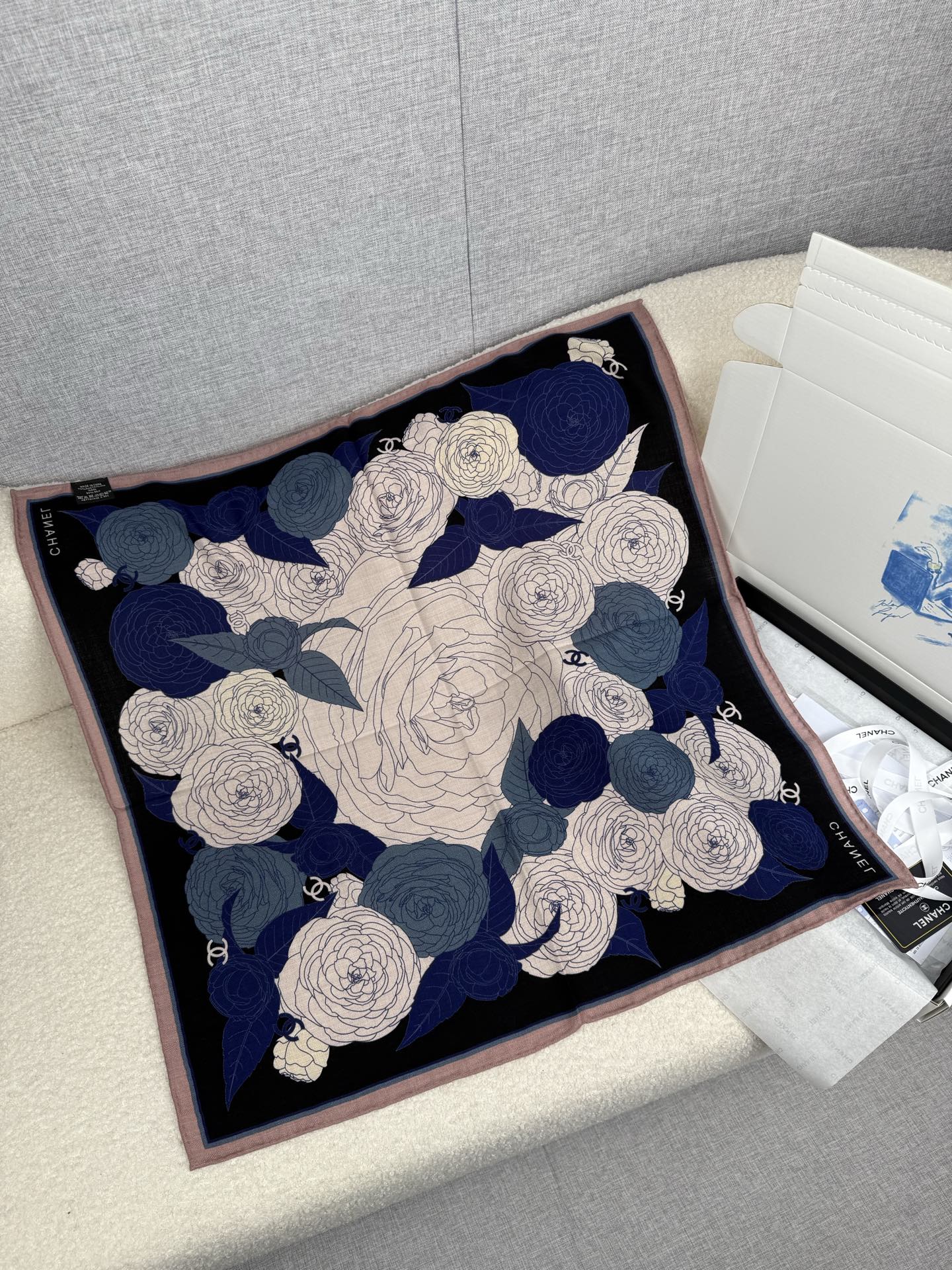 。C家。【黑粉色】Chanel超经典山茶花，买了都说好看‼️推荐💕顶级工艺超值‼️专柜爆款❗️立体呈现图