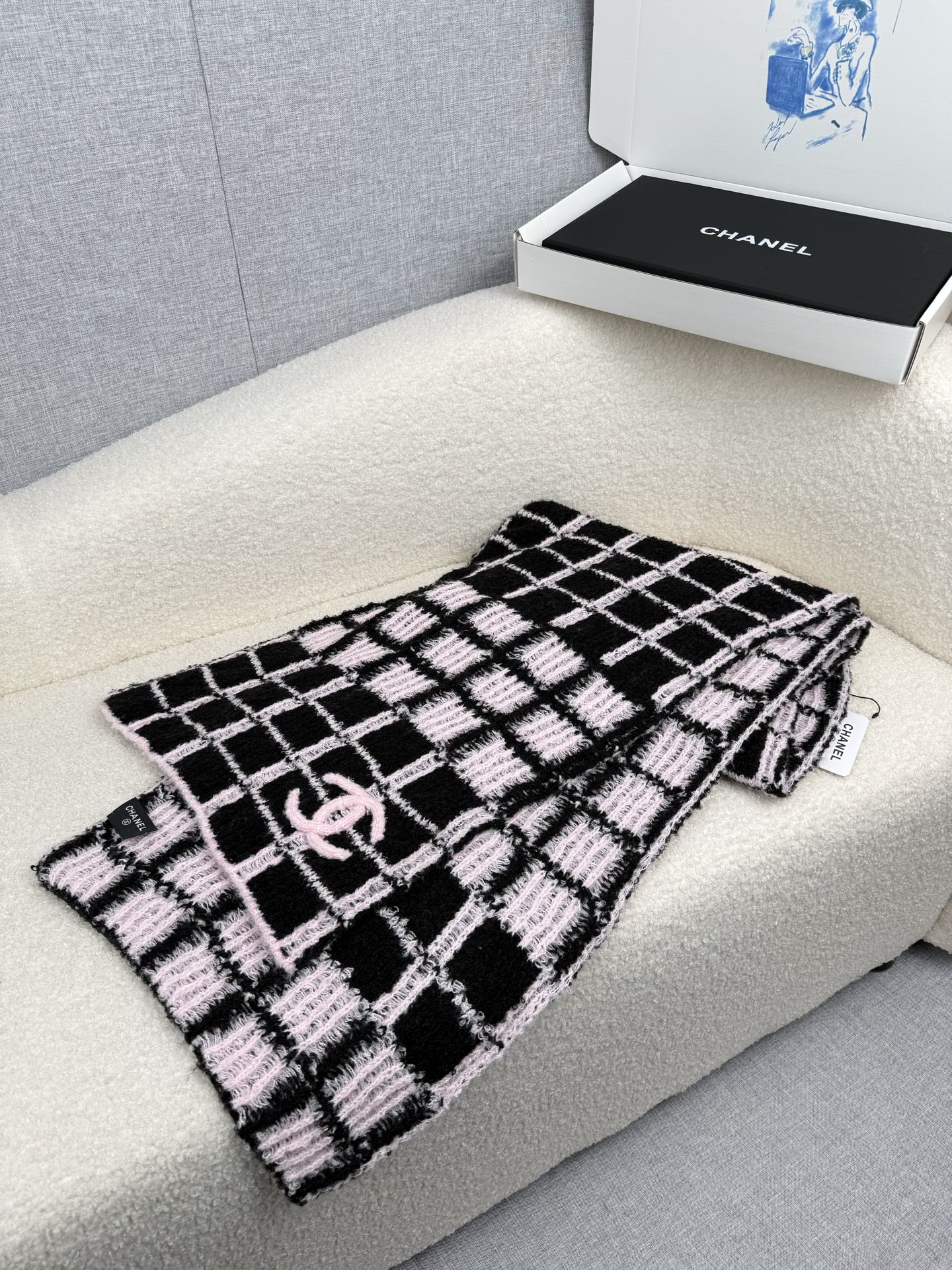 P。C家。香奈儿专柜新款！美翻了[流泪]御用殿堂级极品‼️新款专柜在售 进口纯羊绒时尚绣花针织毛线围巾披