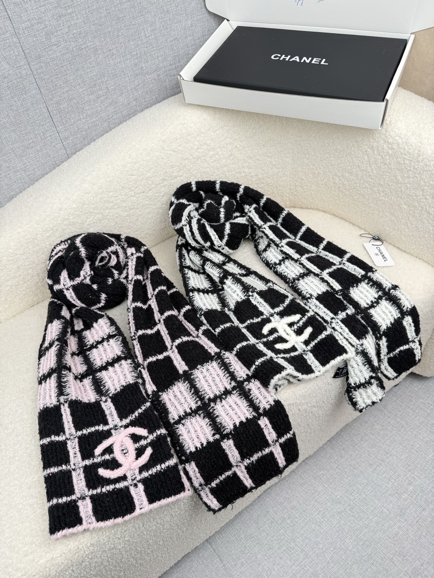 P。C家。香奈儿专柜新款！美翻了[流泪]御用殿堂级极品‼️新款专柜在售 进口纯羊绒时尚绣花针织毛线围巾披
