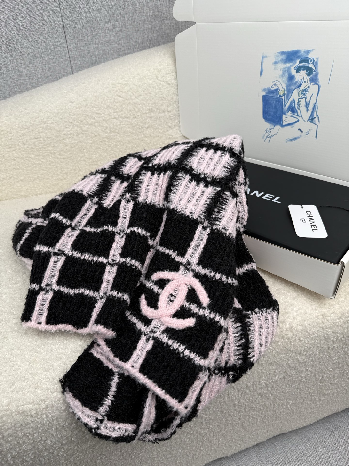 P。C家。香奈儿专柜新款！美翻了[流泪]御用殿堂级极品‼️新款专柜在售 进口纯羊绒时尚绣花针织毛线围巾披