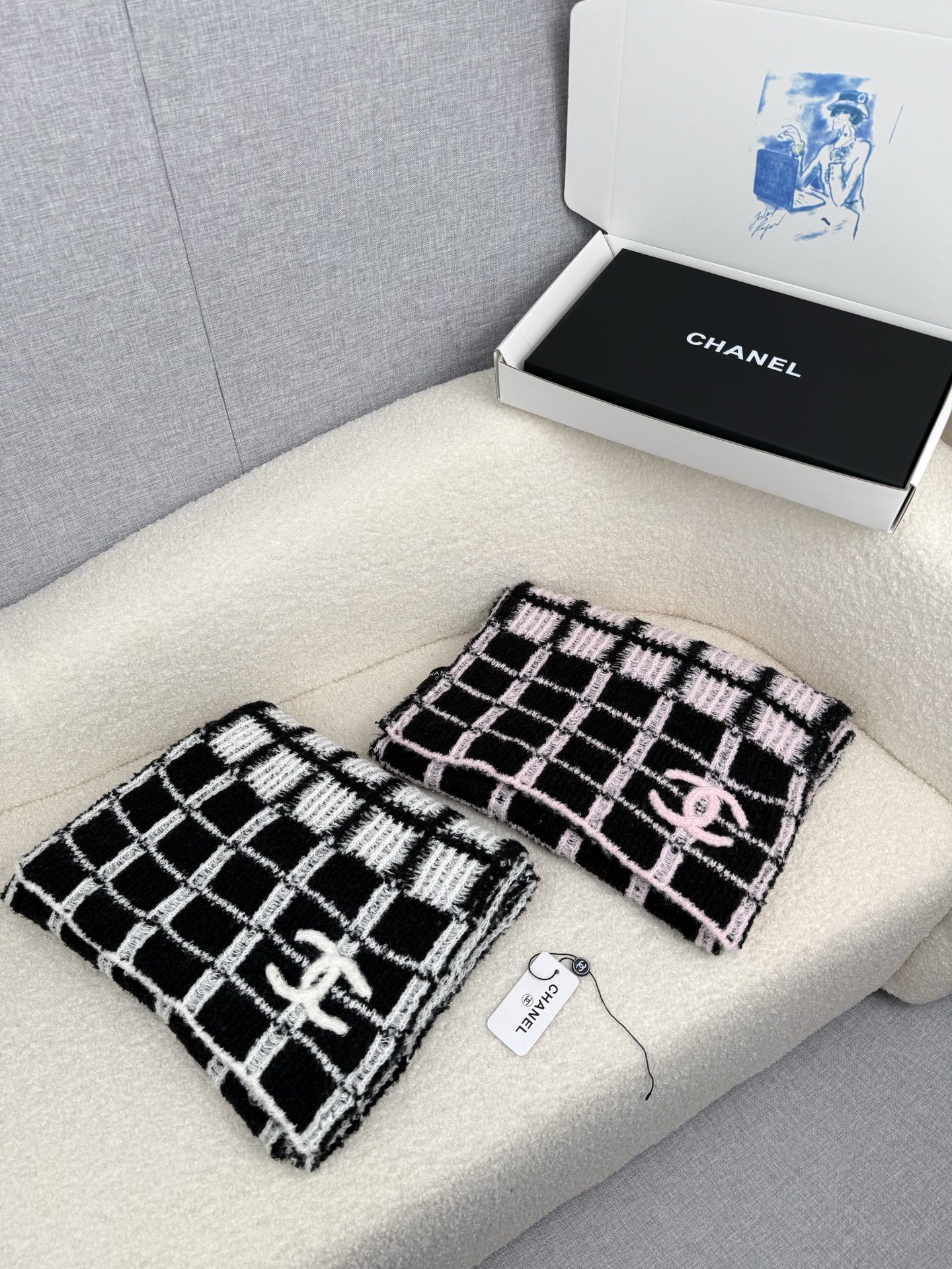 P。C家。香奈儿专柜新款！美翻了[流泪]御用殿堂级极品‼️新款专柜在售 进口纯羊绒时尚绣花针织毛线围巾披