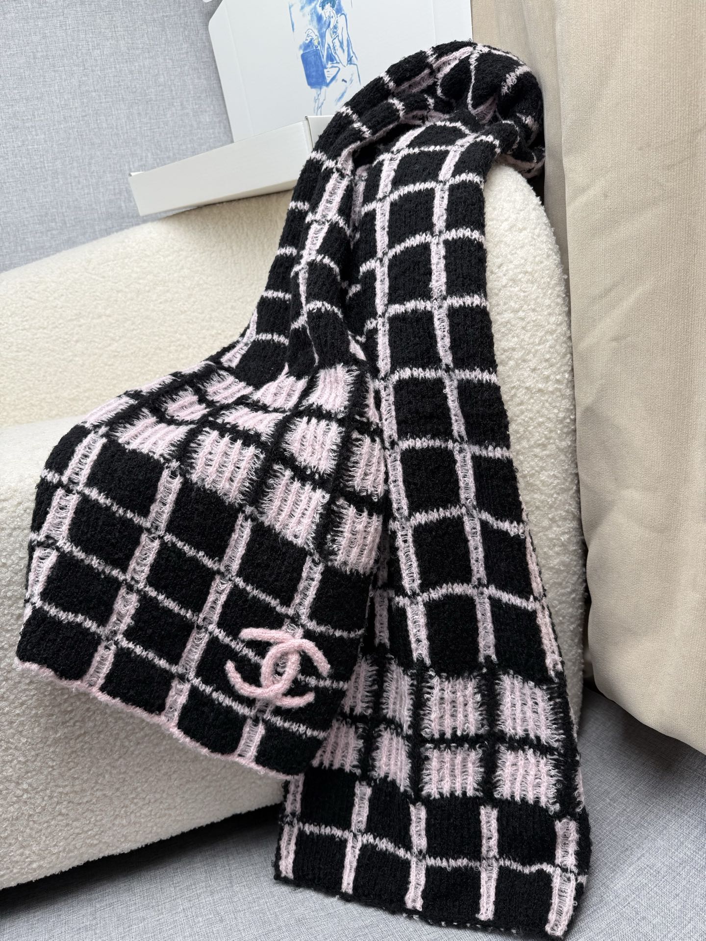 P。C家。香奈儿专柜新款！美翻了[流泪]御用殿堂级极品‼️新款专柜在售 进口纯羊绒时尚绣花针织毛线围巾披