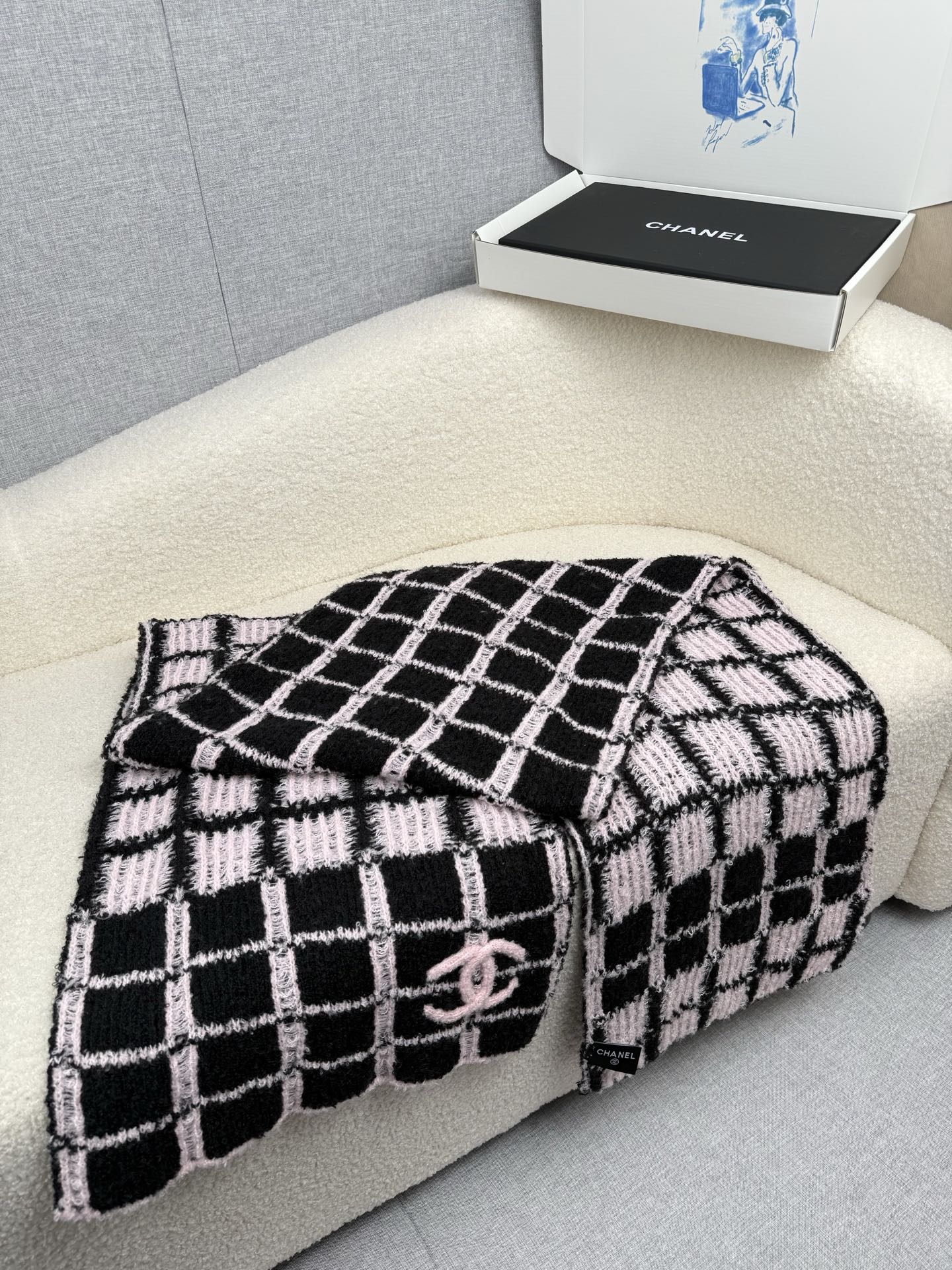 P。C家。香奈儿专柜新款！美翻了[流泪]御用殿堂级极品‼️新款专柜在售 进口纯羊绒时尚绣花针织毛线围巾披