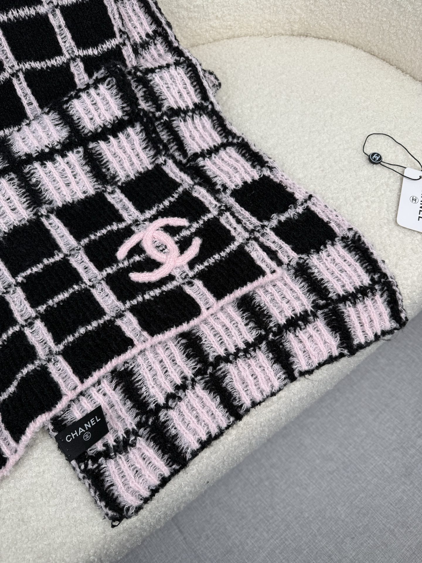 P。C家。香奈儿专柜新款！美翻了[流泪]御用殿堂级极品‼️新款专柜在售 进口纯羊绒时尚绣花针织毛线围巾披