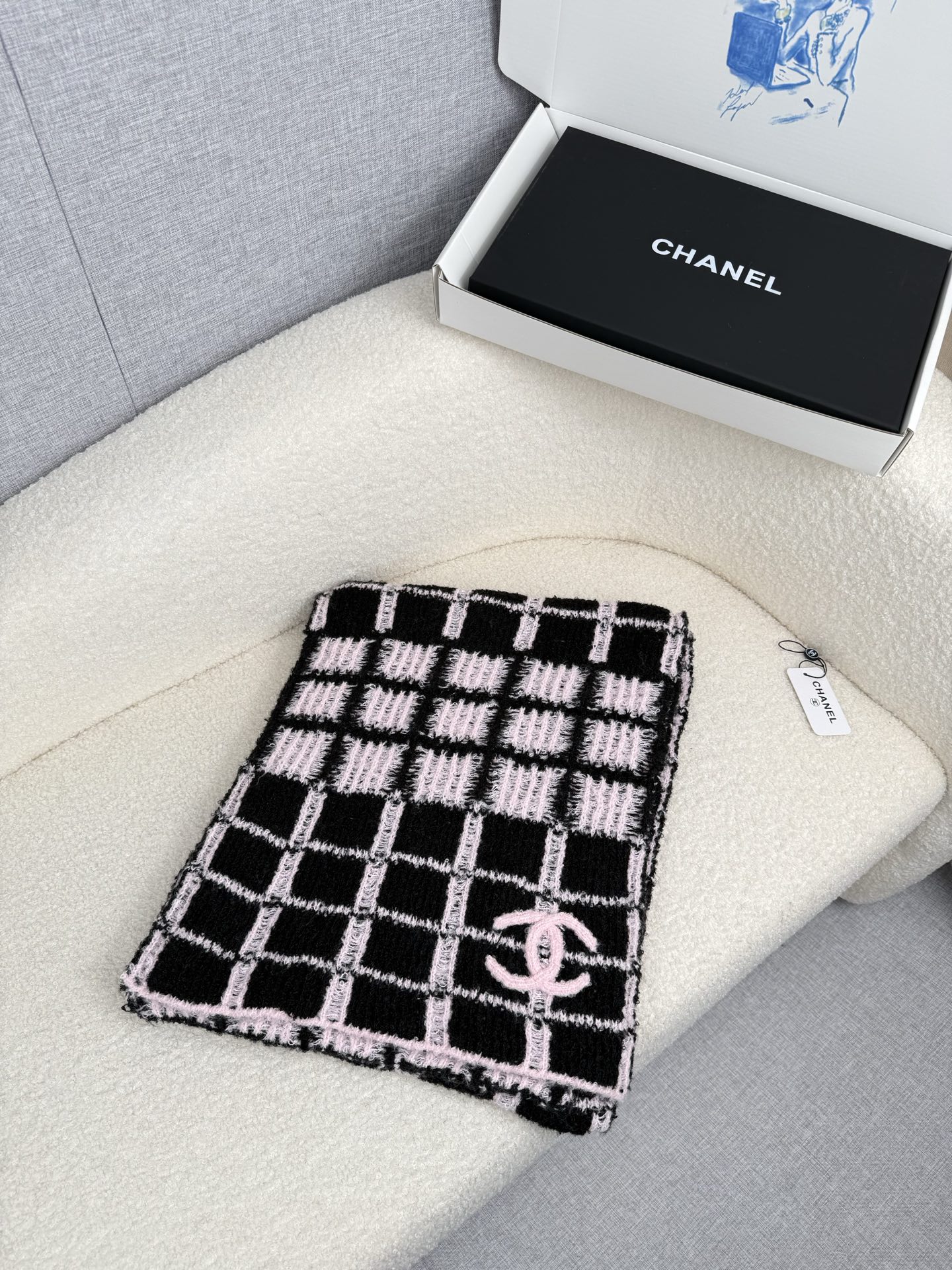 P。C家。香奈儿专柜新款！美翻了[流泪]御用殿堂级极品‼️新款专柜在售 进口纯羊绒时尚绣花针织毛线围巾披