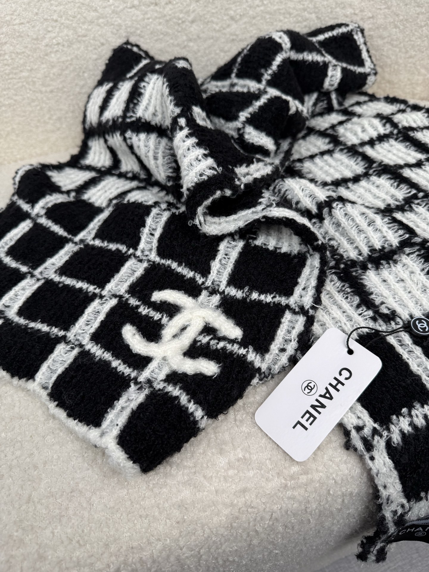 P。C家。香奈儿专柜新款！美翻了[流泪]御用殿堂级极品‼️新款专柜在售 进口纯羊绒时尚绣花针织毛线围巾披