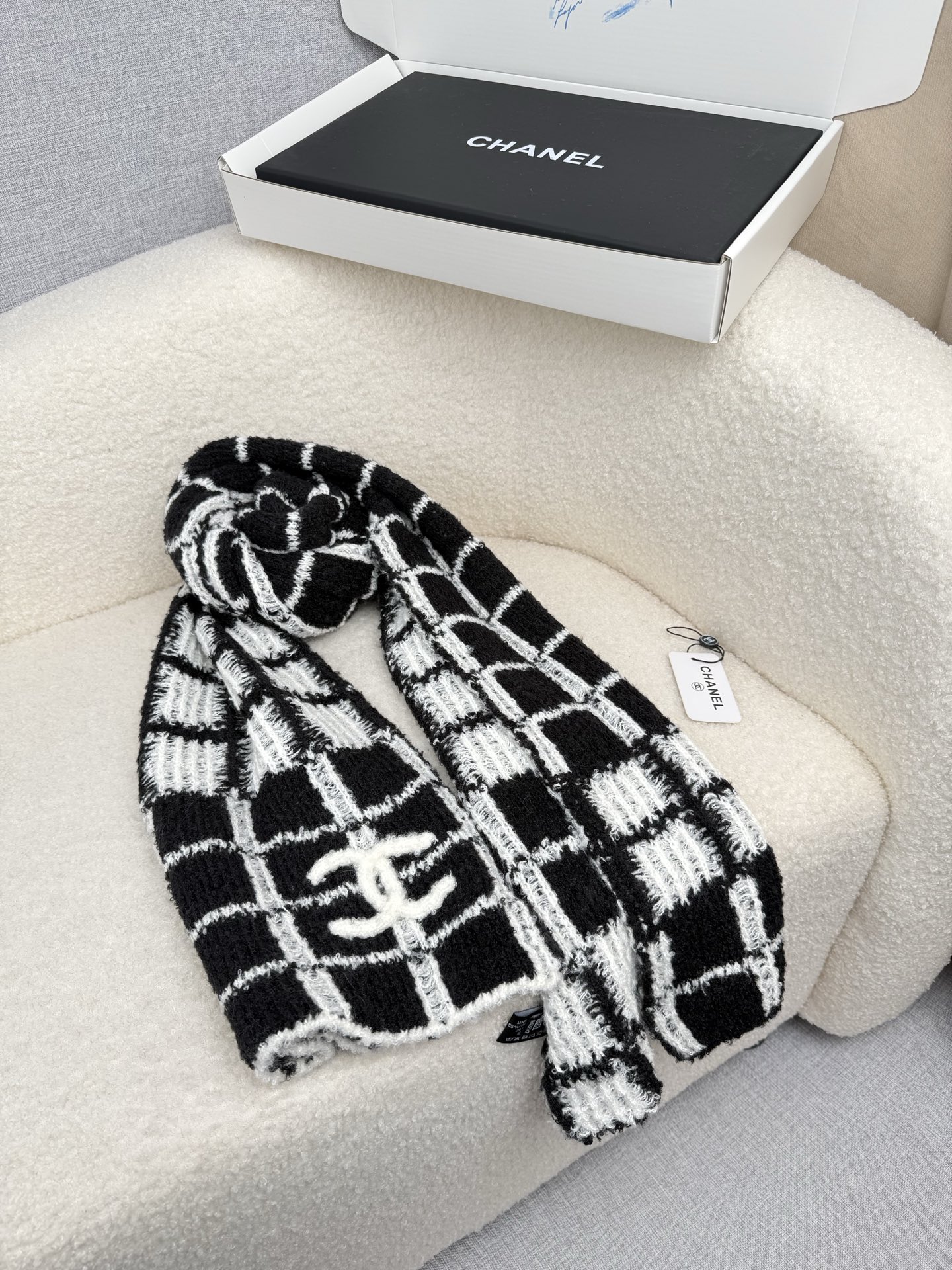 P。C家。香奈儿专柜新款！美翻了[流泪]御用殿堂级极品‼️新款专柜在售 进口纯羊绒时尚绣花针织毛线围巾披