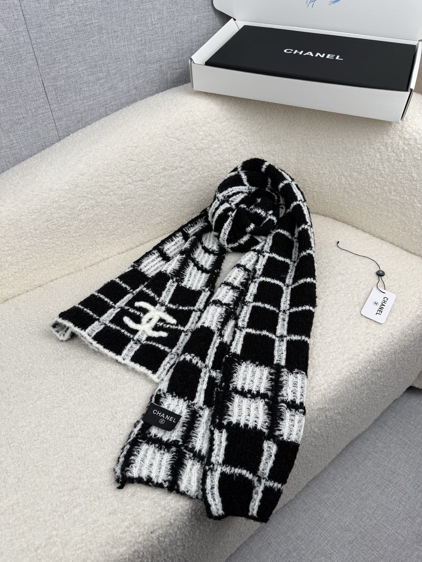 P。C家。香奈儿专柜新款！美翻了[流泪]御用殿堂级极品‼️新款专柜在售 进口纯羊绒时尚绣花针织毛线围巾披