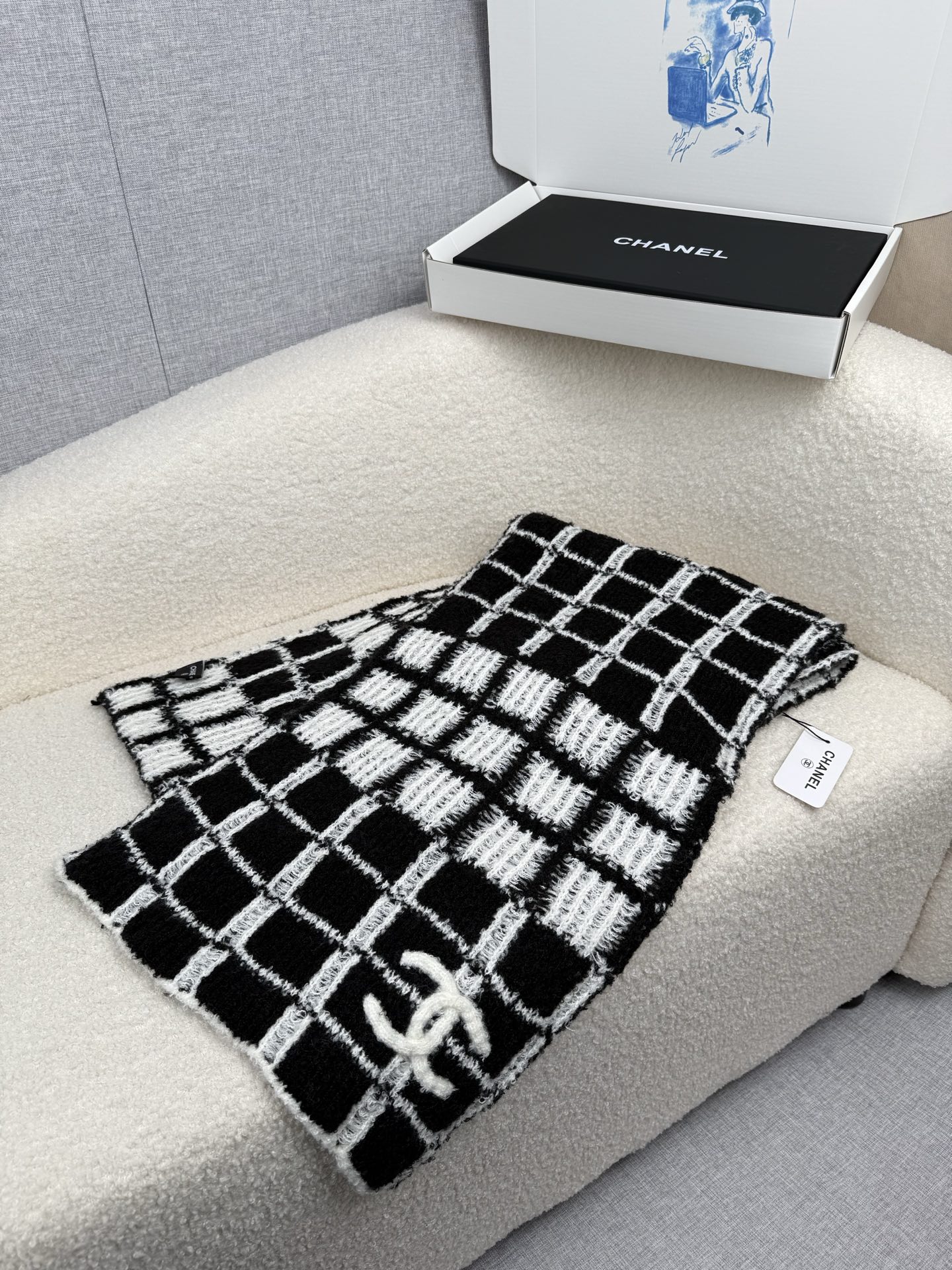 P。C家。香奈儿专柜新款！美翻了[流泪]御用殿堂级极品‼️新款专柜在售 进口纯羊绒时尚绣花针织毛线围巾披