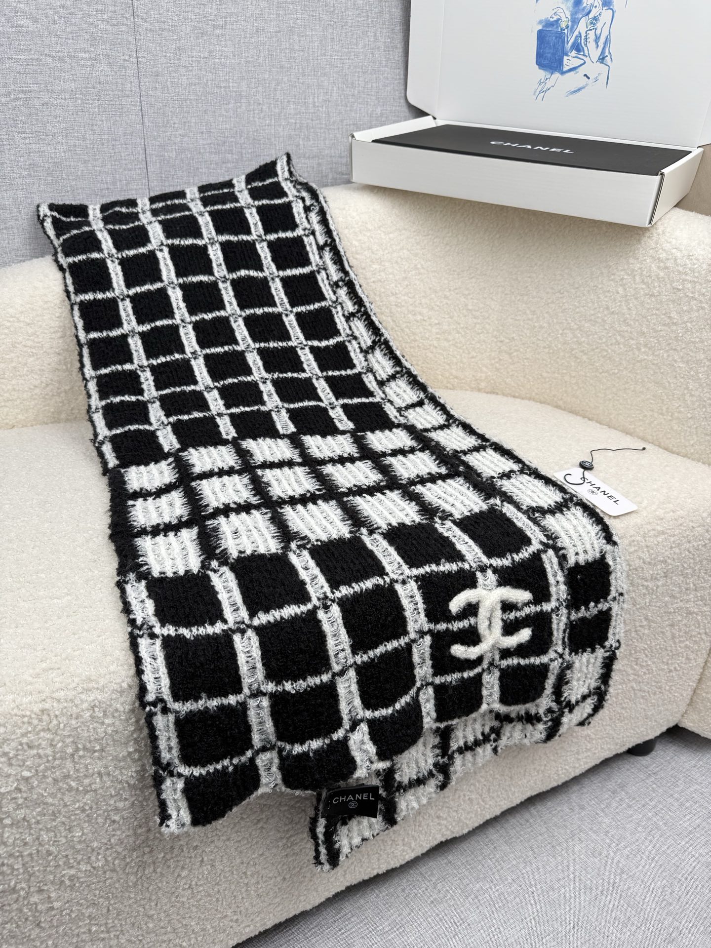 P。C家。香奈儿专柜新款！美翻了[流泪]御用殿堂级极品‼️新款专柜在售 进口纯羊绒时尚绣花针织毛线围巾披