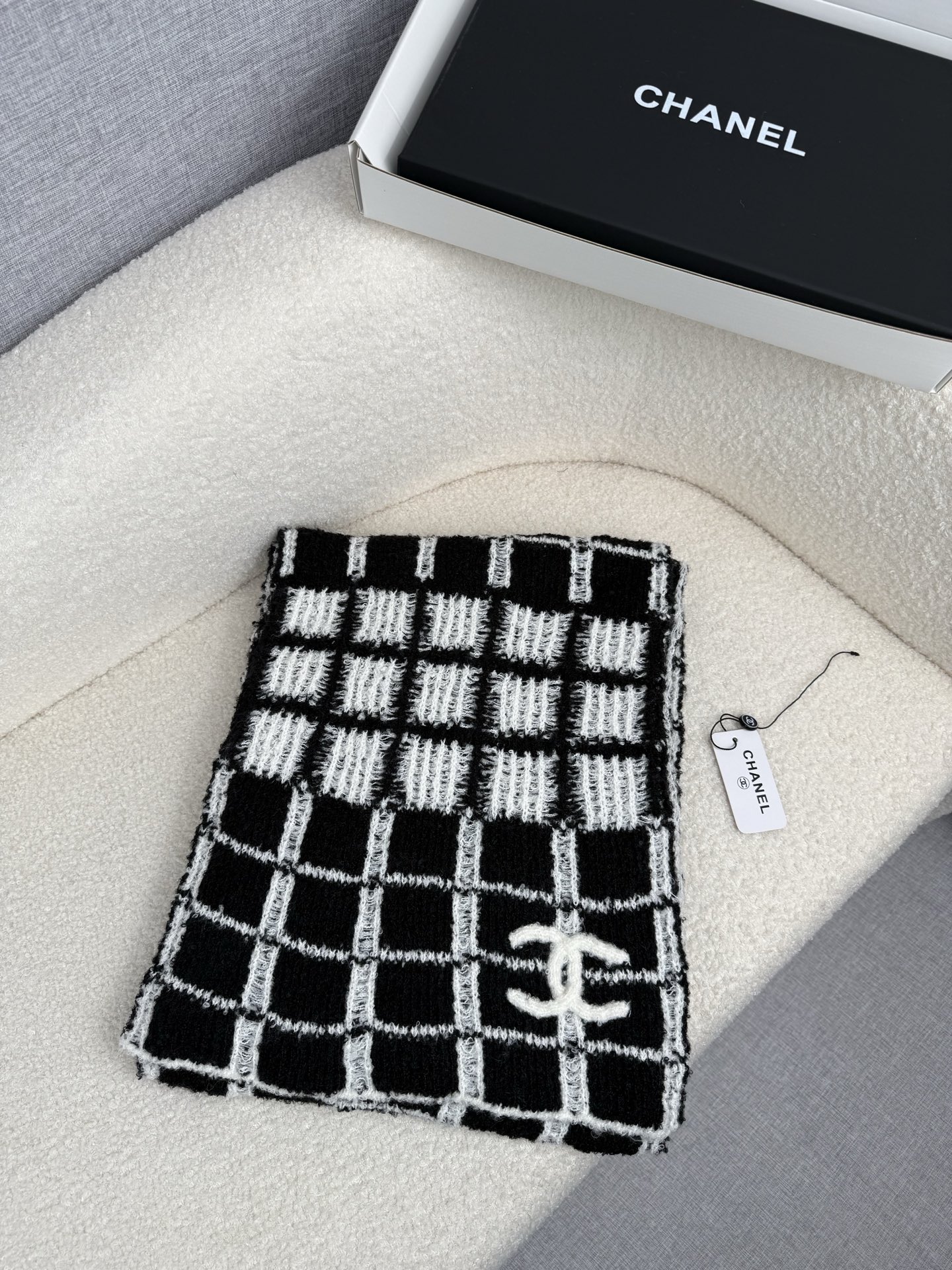 P。C家。香奈儿专柜新款！美翻了[流泪]御用殿堂级极品‼️新款专柜在售 进口纯羊绒时尚绣花针织毛线围巾披