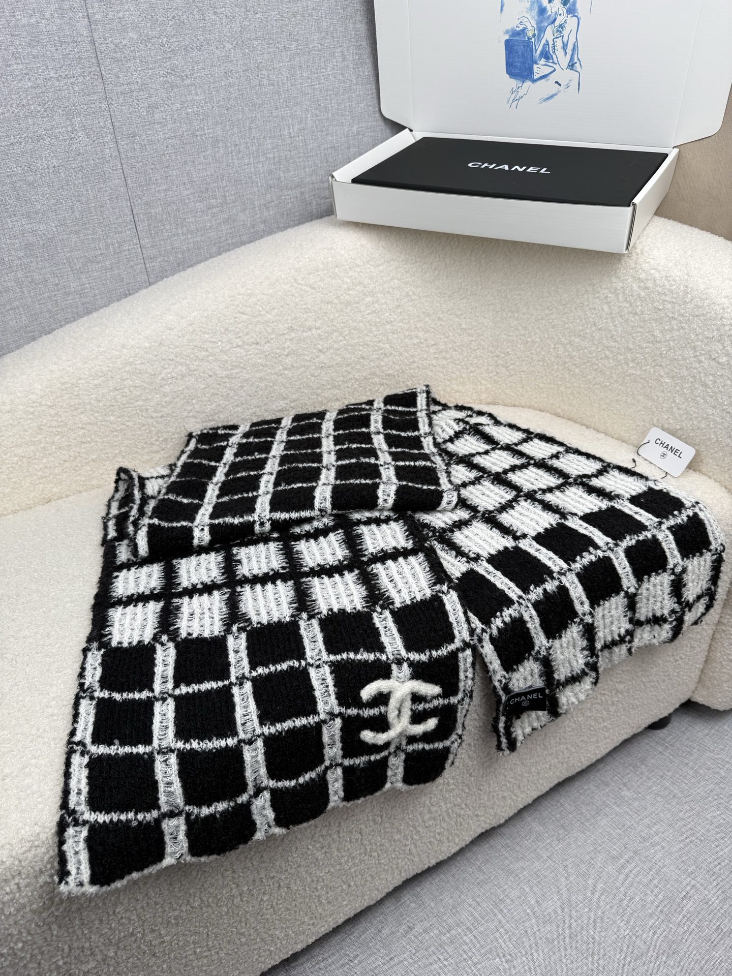 P。C家。香奈儿专柜新款！美翻了[流泪]御用殿堂级极品‼️新款专柜在售 进口纯羊绒时尚绣花针织毛线围巾披