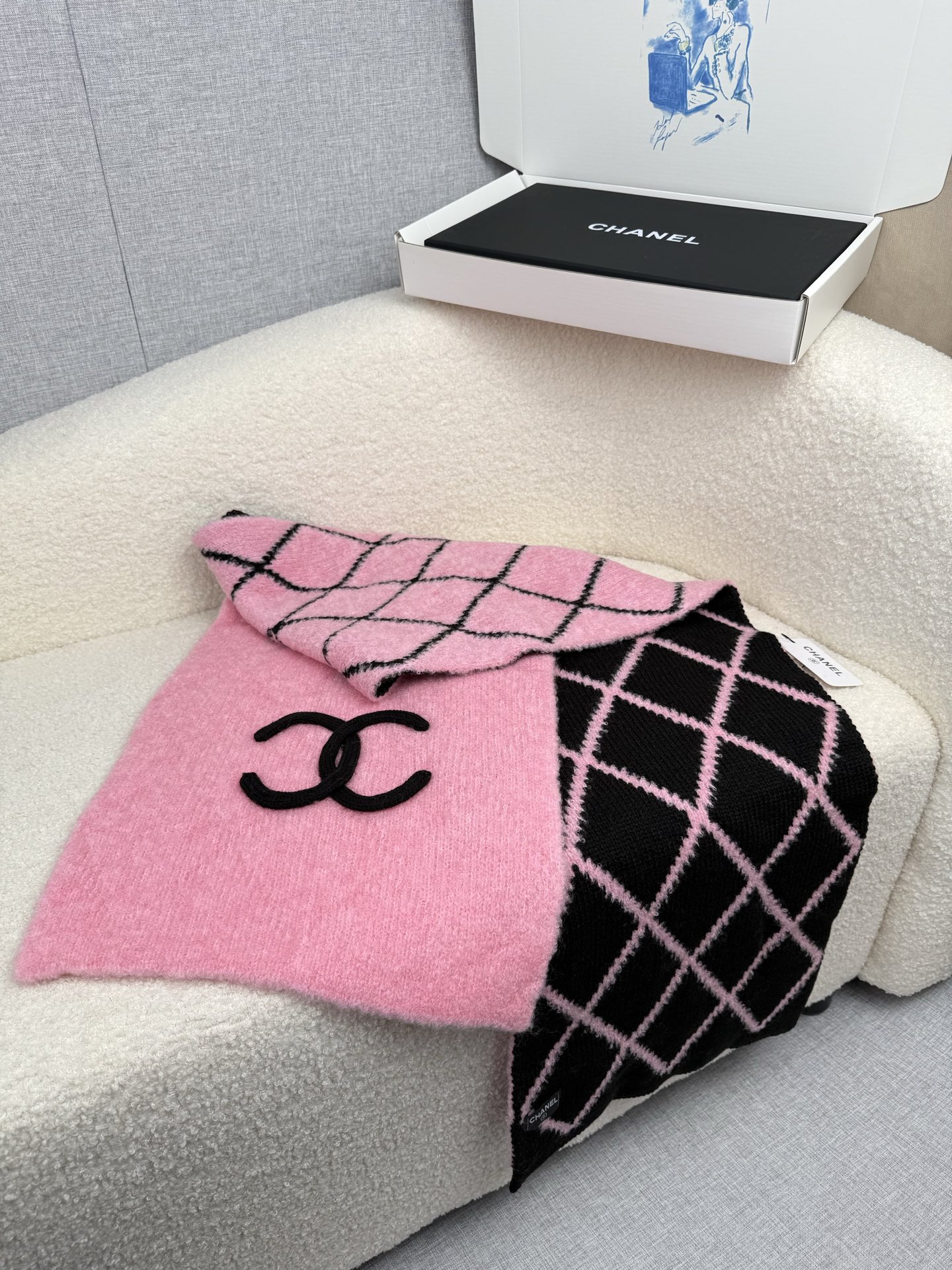 P。C家。香奈儿专柜新款！美翻了[流泪]御用殿堂级极品‼️新款专柜在售 进口纯羊绒时尚绣花针织毛线围巾披