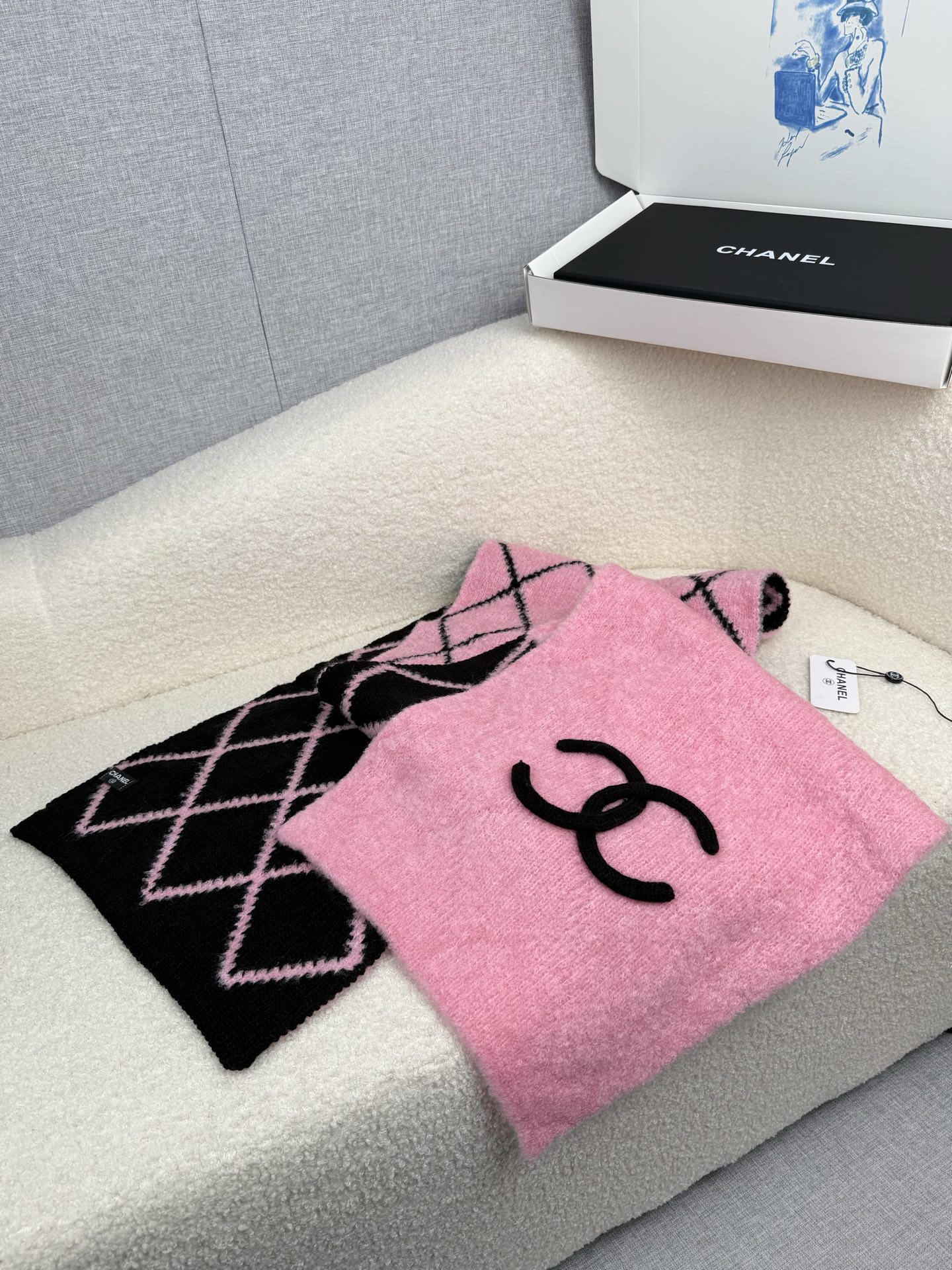 P。C家。香奈儿专柜新款！美翻了[流泪]御用殿堂级极品‼️新款专柜在售 进口纯羊绒时尚绣花针织毛线围巾披