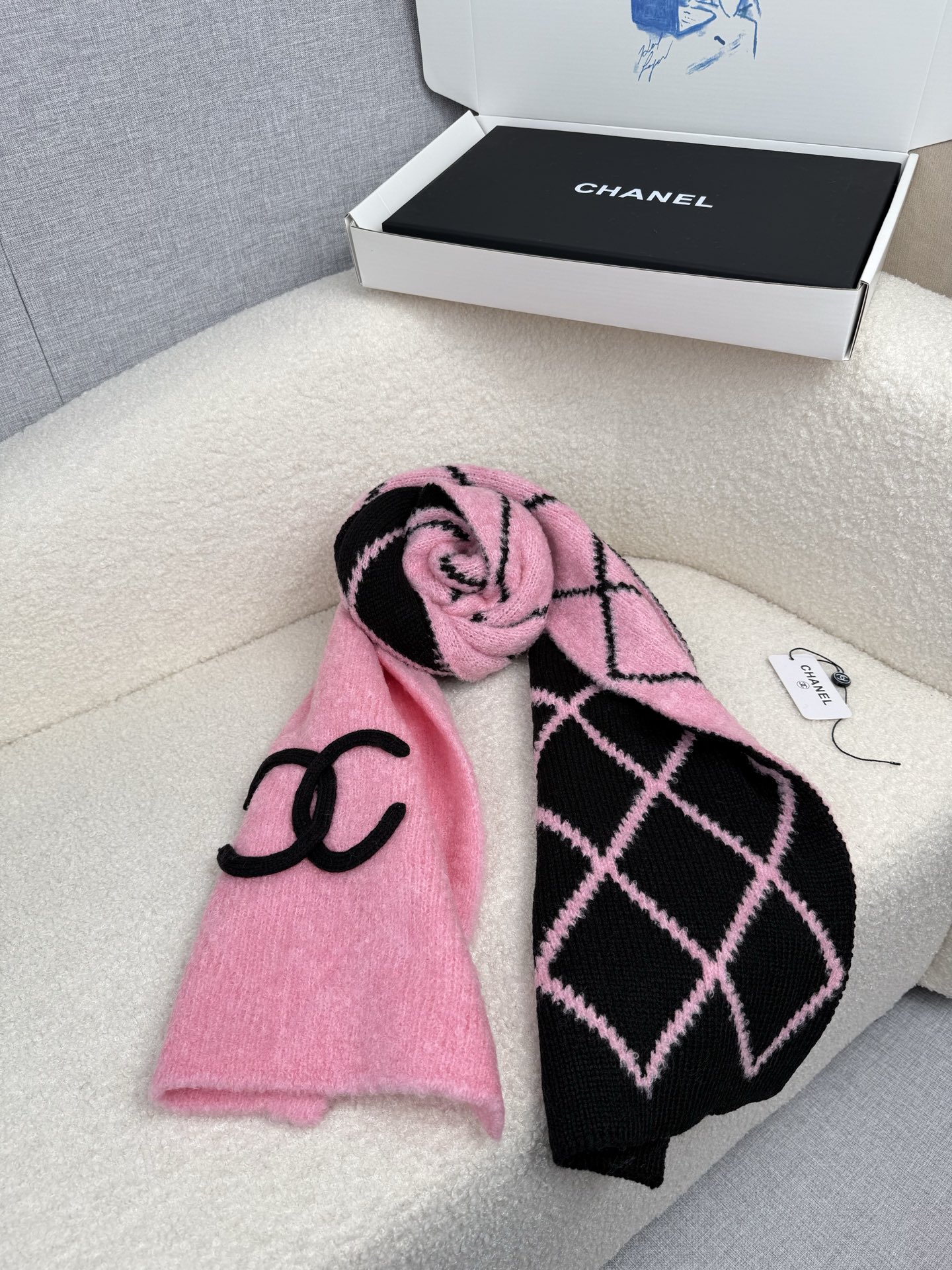 P。C家。香奈儿专柜新款！美翻了[流泪]御用殿堂级极品‼️新款专柜在售 进口纯羊绒时尚绣花针织毛线围巾披