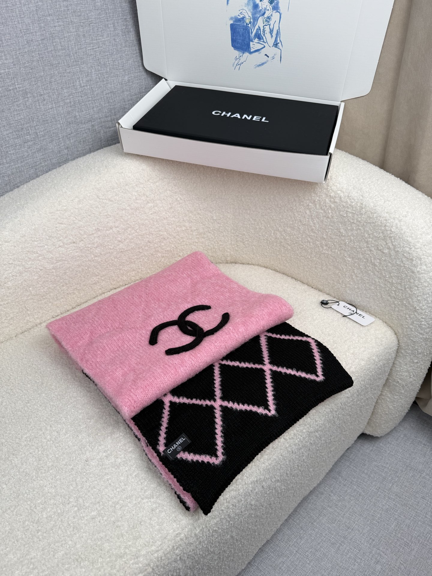 P。C家。香奈儿专柜新款！美翻了[流泪]御用殿堂级极品‼️新款专柜在售 进口纯羊绒时尚绣花针织毛线围巾披