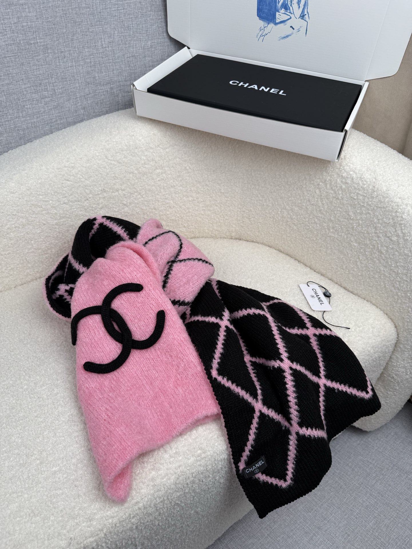 P。C家。香奈儿专柜新款！美翻了[流泪]御用殿堂级极品‼️新款专柜在售 进口纯羊绒时尚绣花针织毛线围巾披