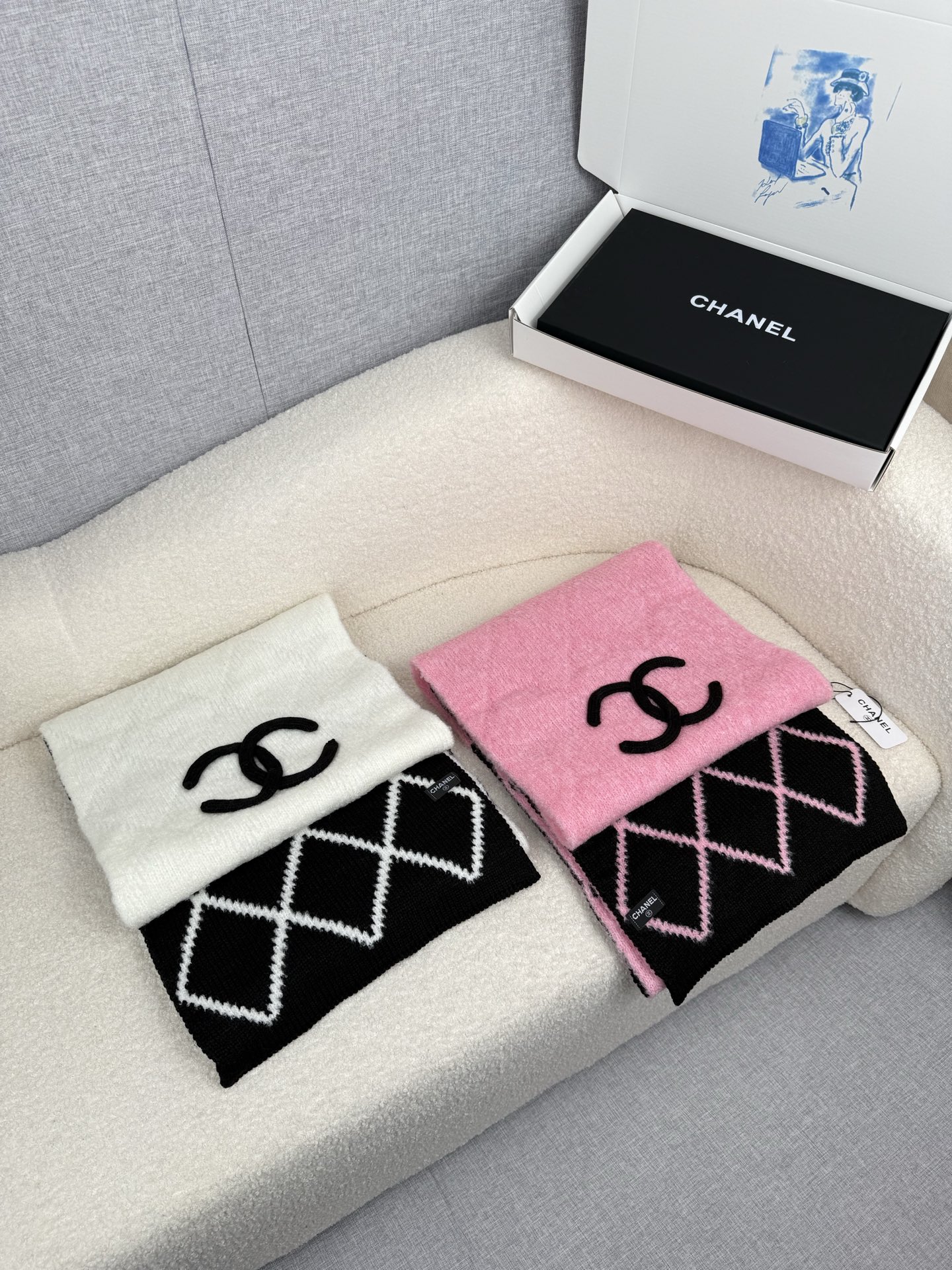 P。C家。香奈儿专柜新款！美翻了[流泪]御用殿堂级极品‼️新款专柜在售 进口纯羊绒时尚绣花针织毛线围巾披