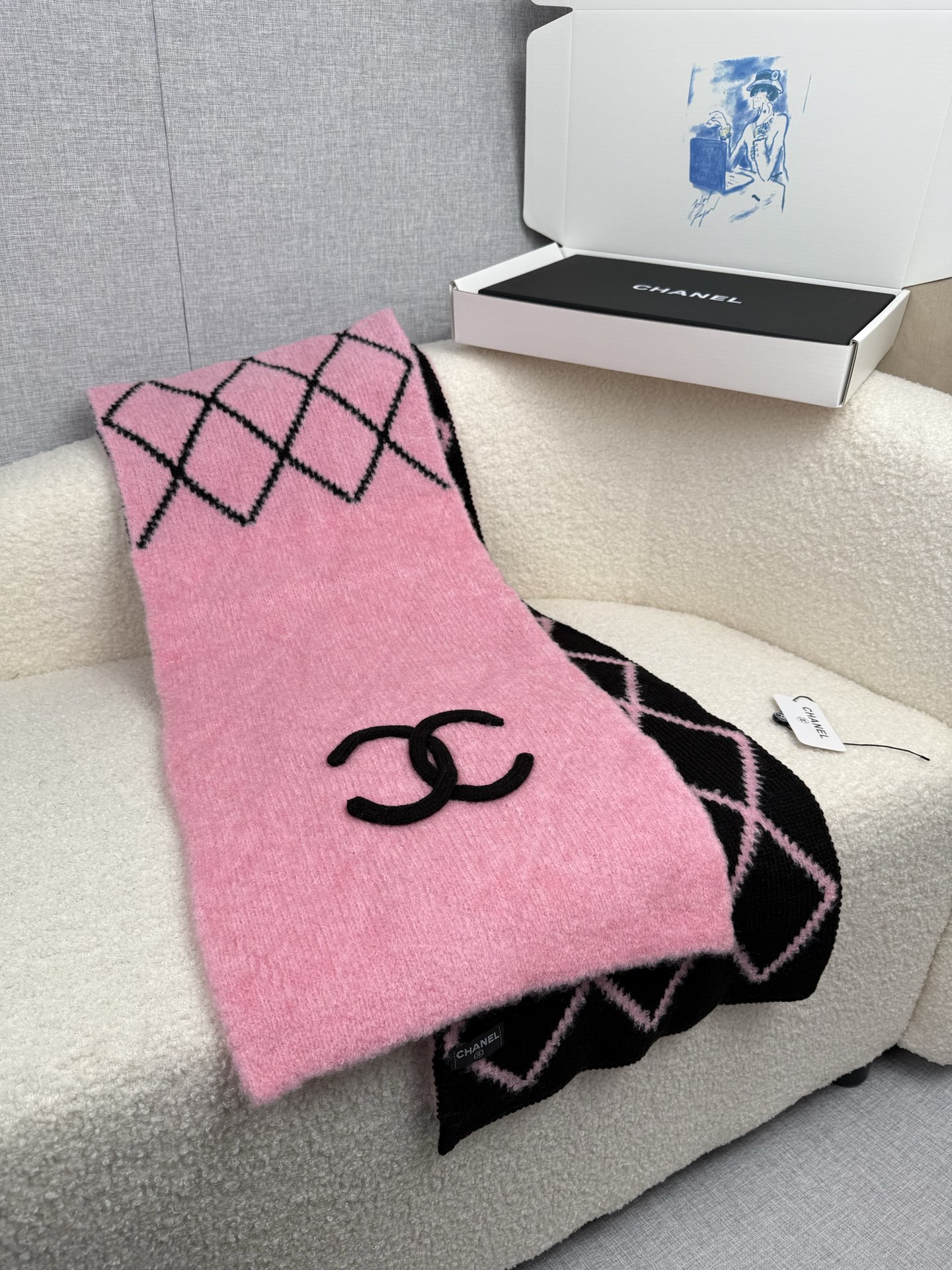 P。C家。香奈儿专柜新款！美翻了[流泪]御用殿堂级极品‼️新款专柜在售 进口纯羊绒时尚绣花针织毛线围巾披