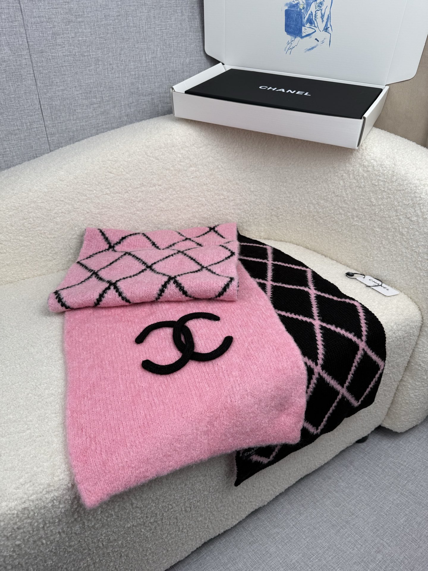 P。C家。香奈儿专柜新款！美翻了[流泪]御用殿堂级极品‼️新款专柜在售 进口纯羊绒时尚绣花针织毛线围巾披