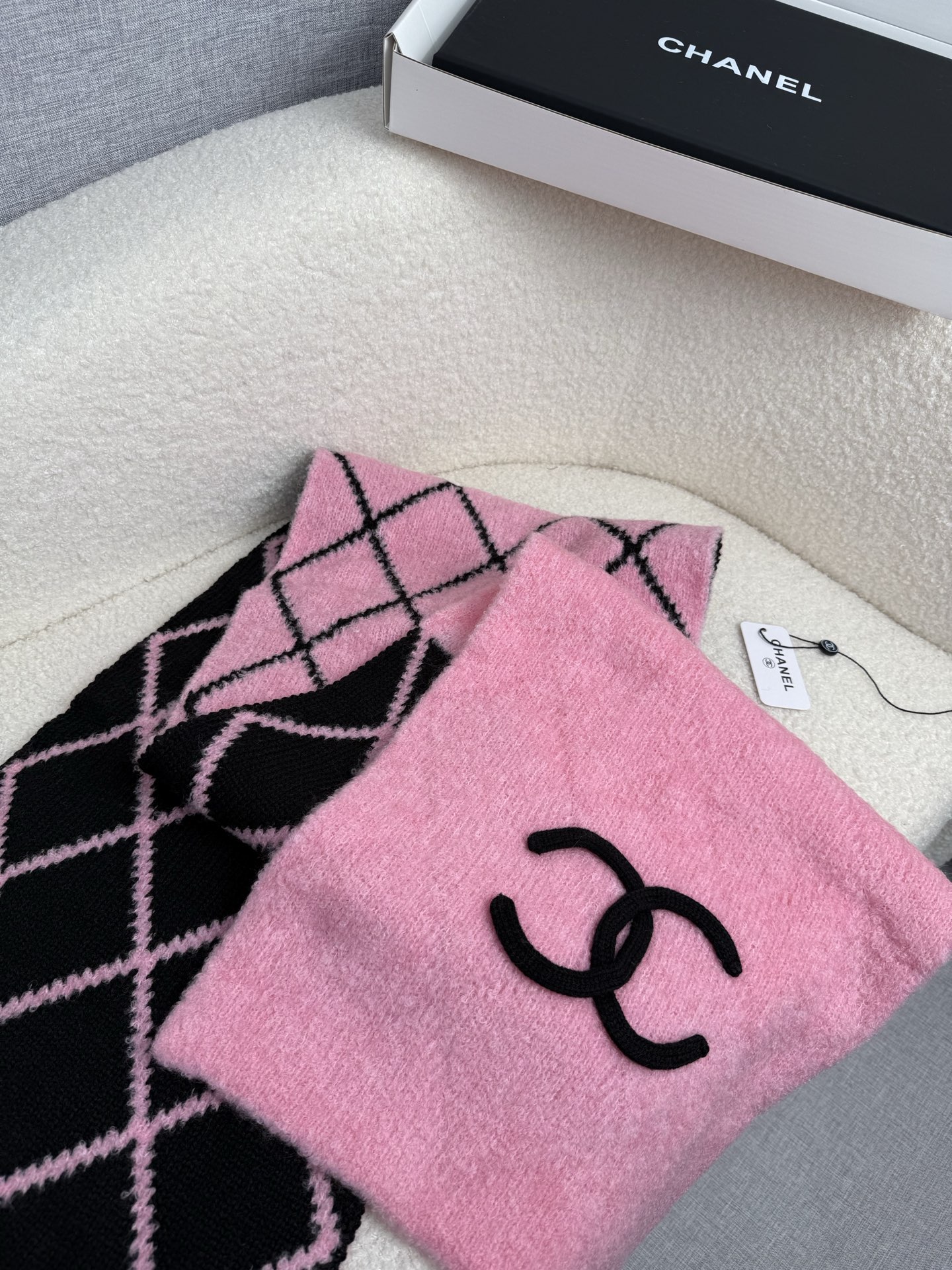 P。C家。香奈儿专柜新款！美翻了[流泪]御用殿堂级极品‼️新款专柜在售 进口纯羊绒时尚绣花针织毛线围巾披