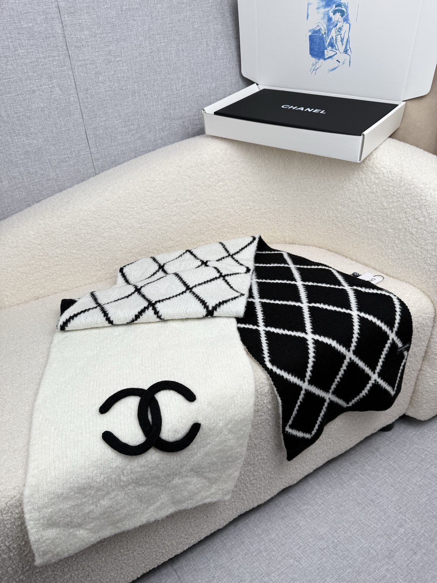 P。C家。香奈儿专柜新款！美翻了[流泪]御用殿堂级极品‼️新款专柜在售 进口纯羊绒时尚绣花针织毛线围巾披