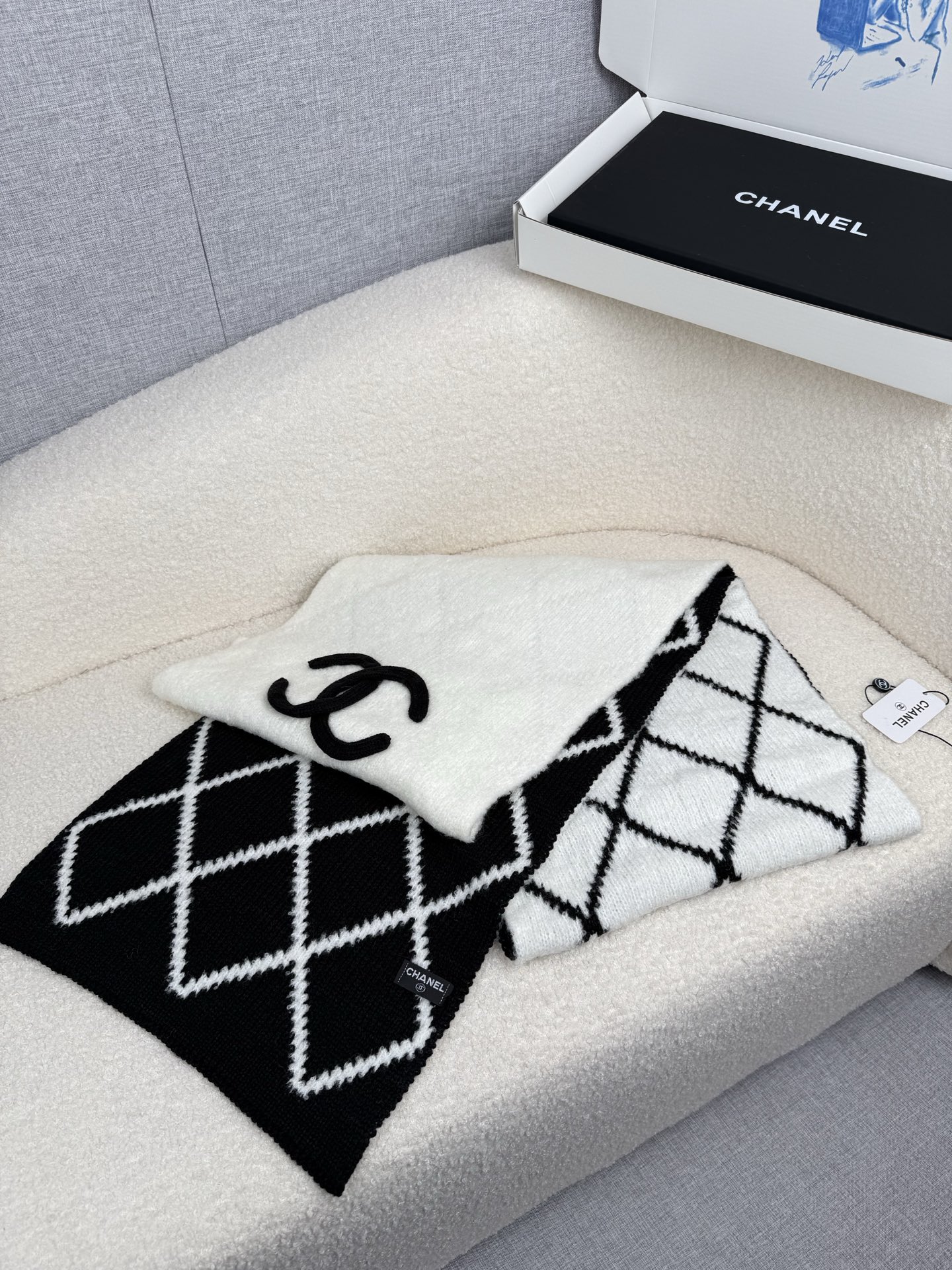 P。C家。香奈儿专柜新款！美翻了[流泪]御用殿堂级极品‼️新款专柜在售 进口纯羊绒时尚绣花针织毛线围巾披