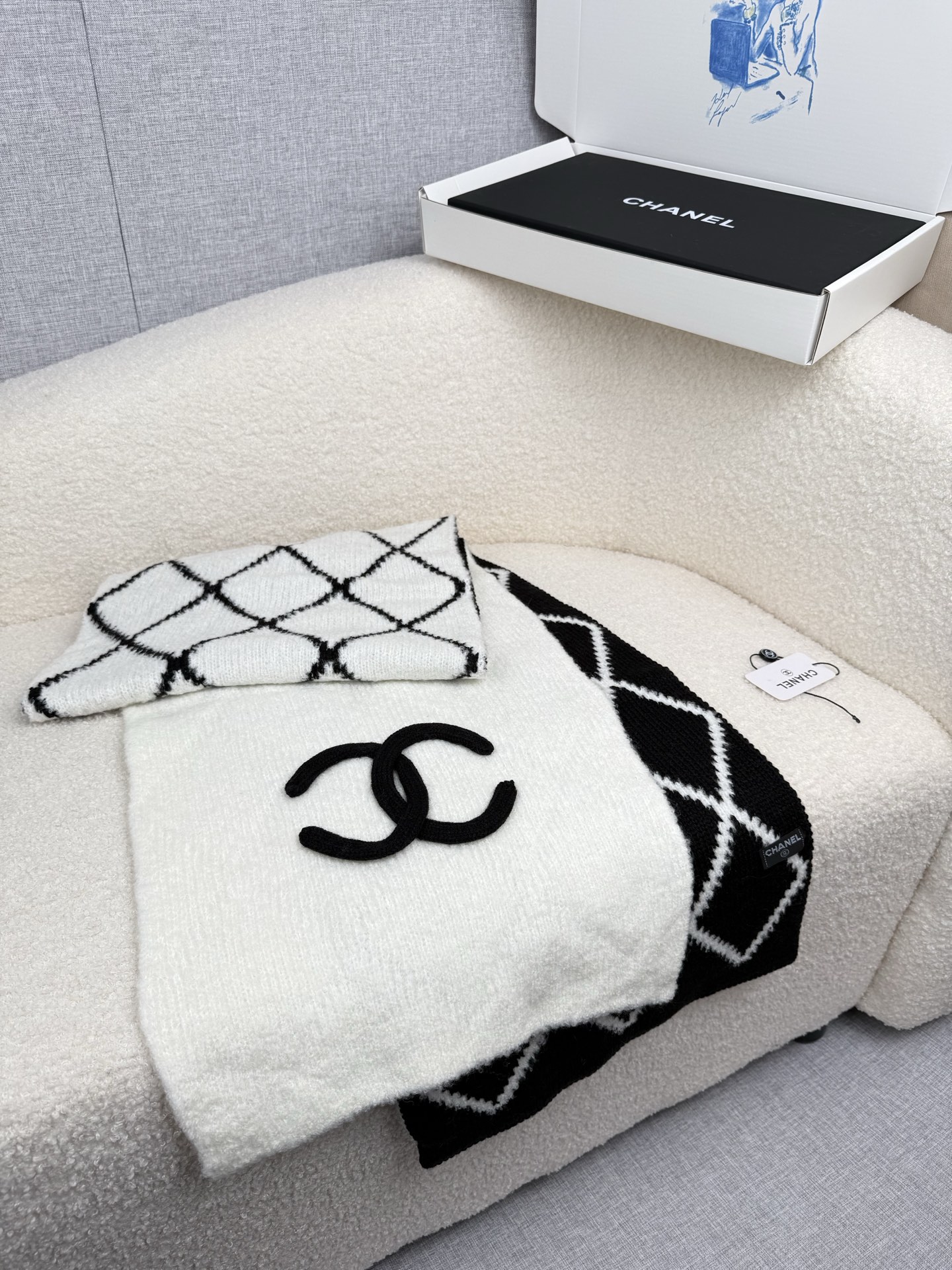 P。C家。香奈儿专柜新款！美翻了[流泪]御用殿堂级极品‼️新款专柜在售 进口纯羊绒时尚绣花针织毛线围巾披