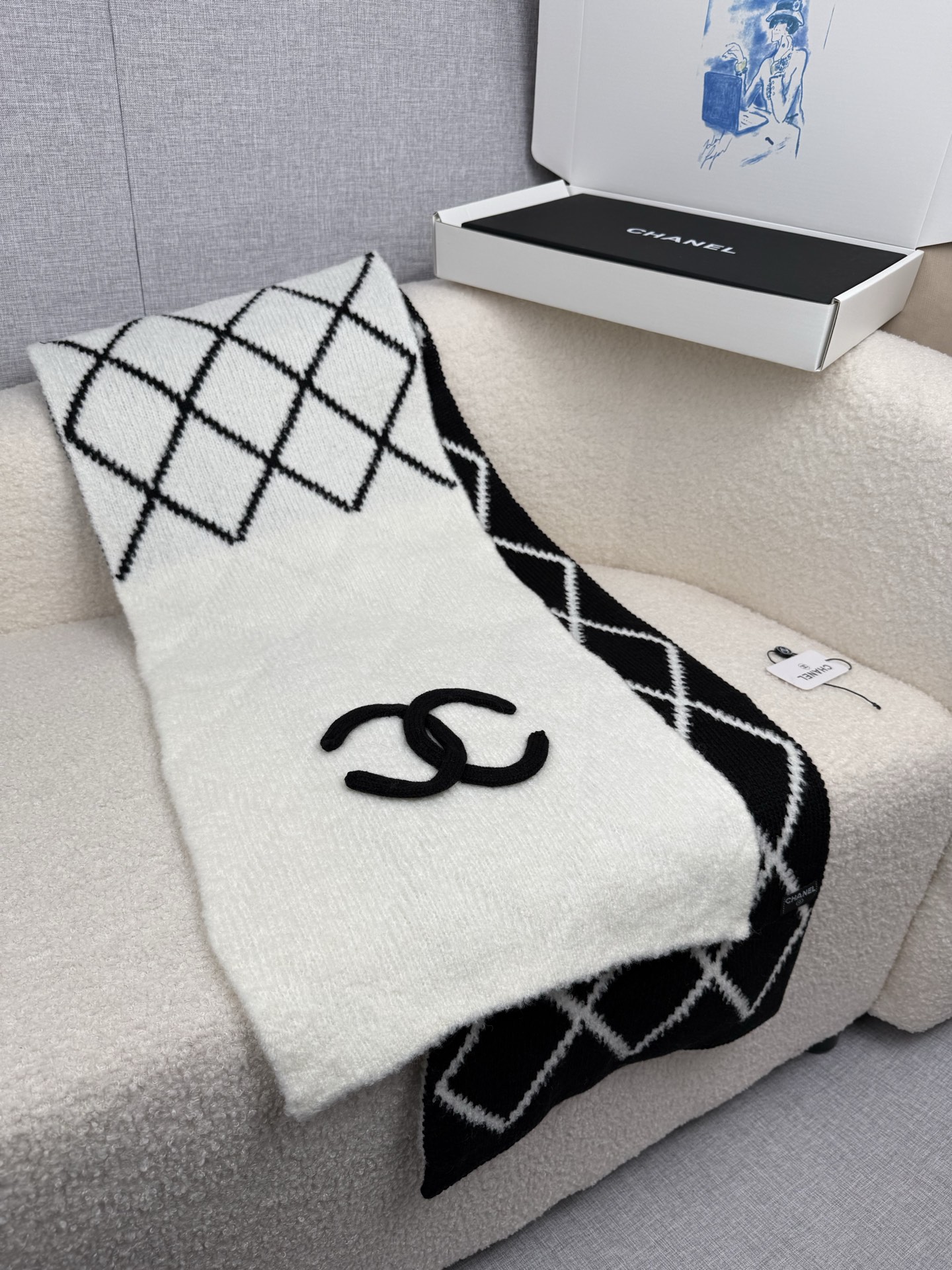 P。C家。香奈儿专柜新款！美翻了[流泪]御用殿堂级极品‼️新款专柜在售 进口纯羊绒时尚绣花针织毛线围巾披