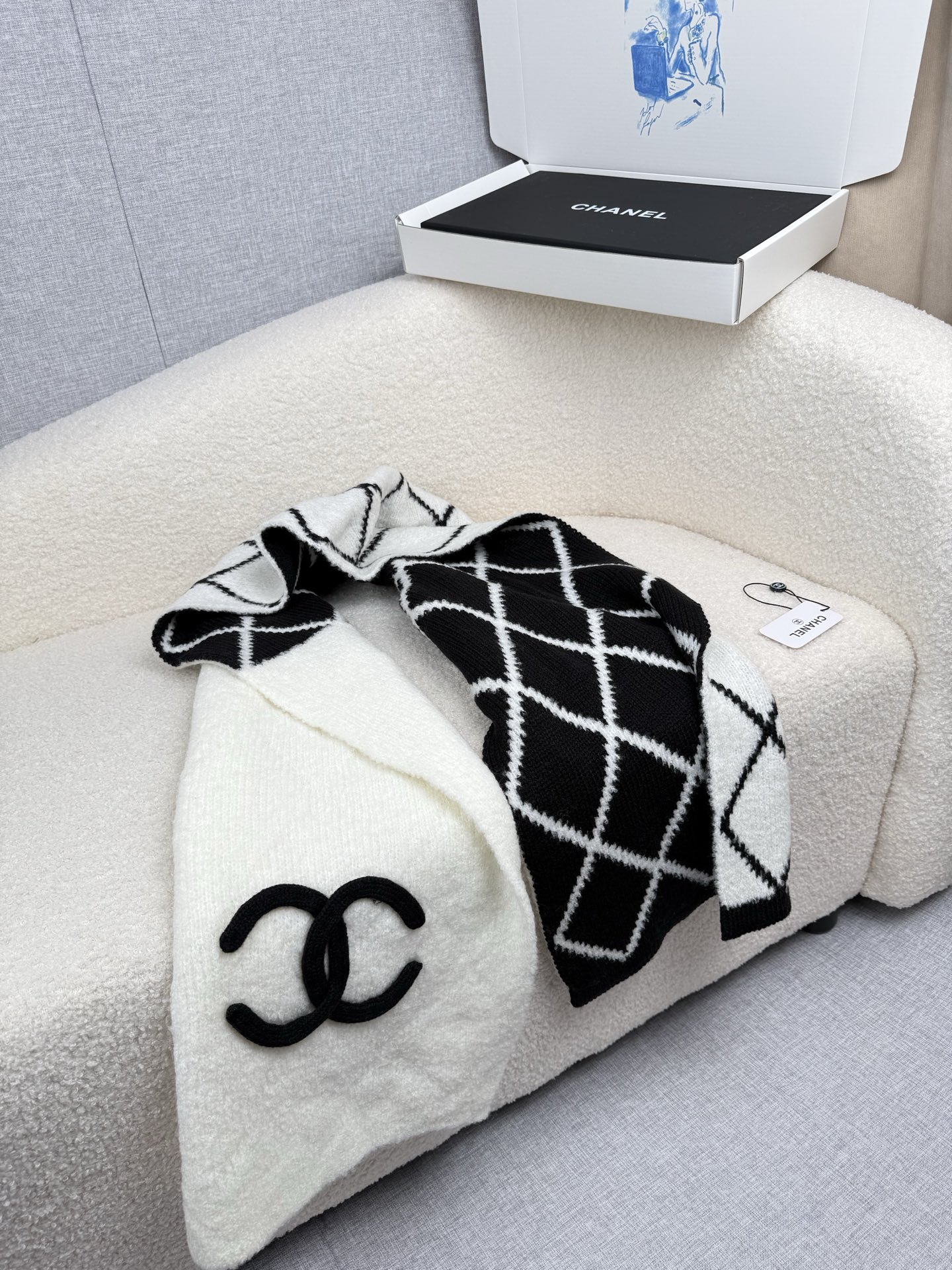 P。C家。香奈儿专柜新款！美翻了[流泪]御用殿堂级极品‼️新款专柜在售 进口纯羊绒时尚绣花针织毛线围巾披