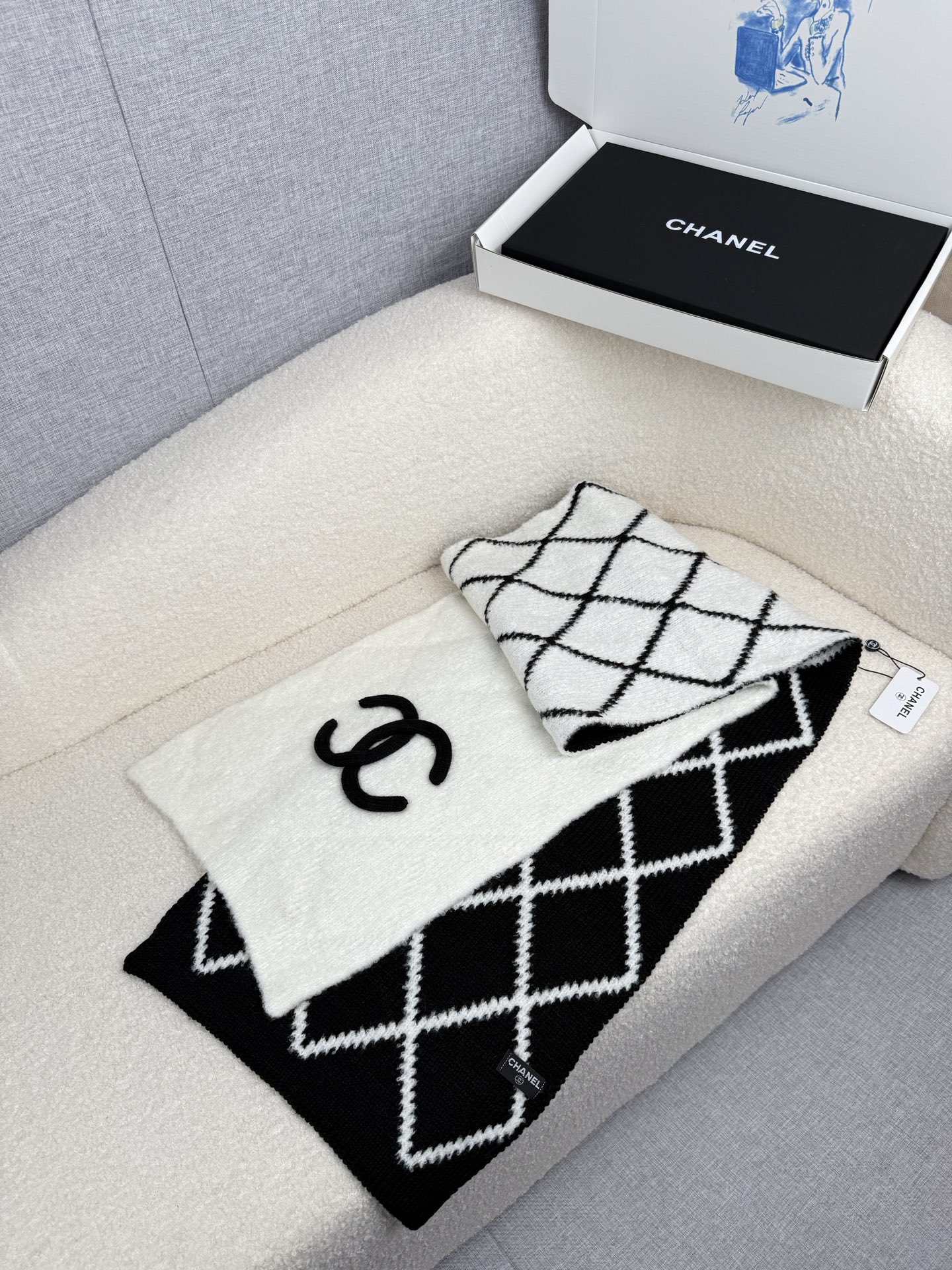 P。C家。香奈儿专柜新款！美翻了[流泪]御用殿堂级极品‼️新款专柜在售 进口纯羊绒时尚绣花针织毛线围巾披