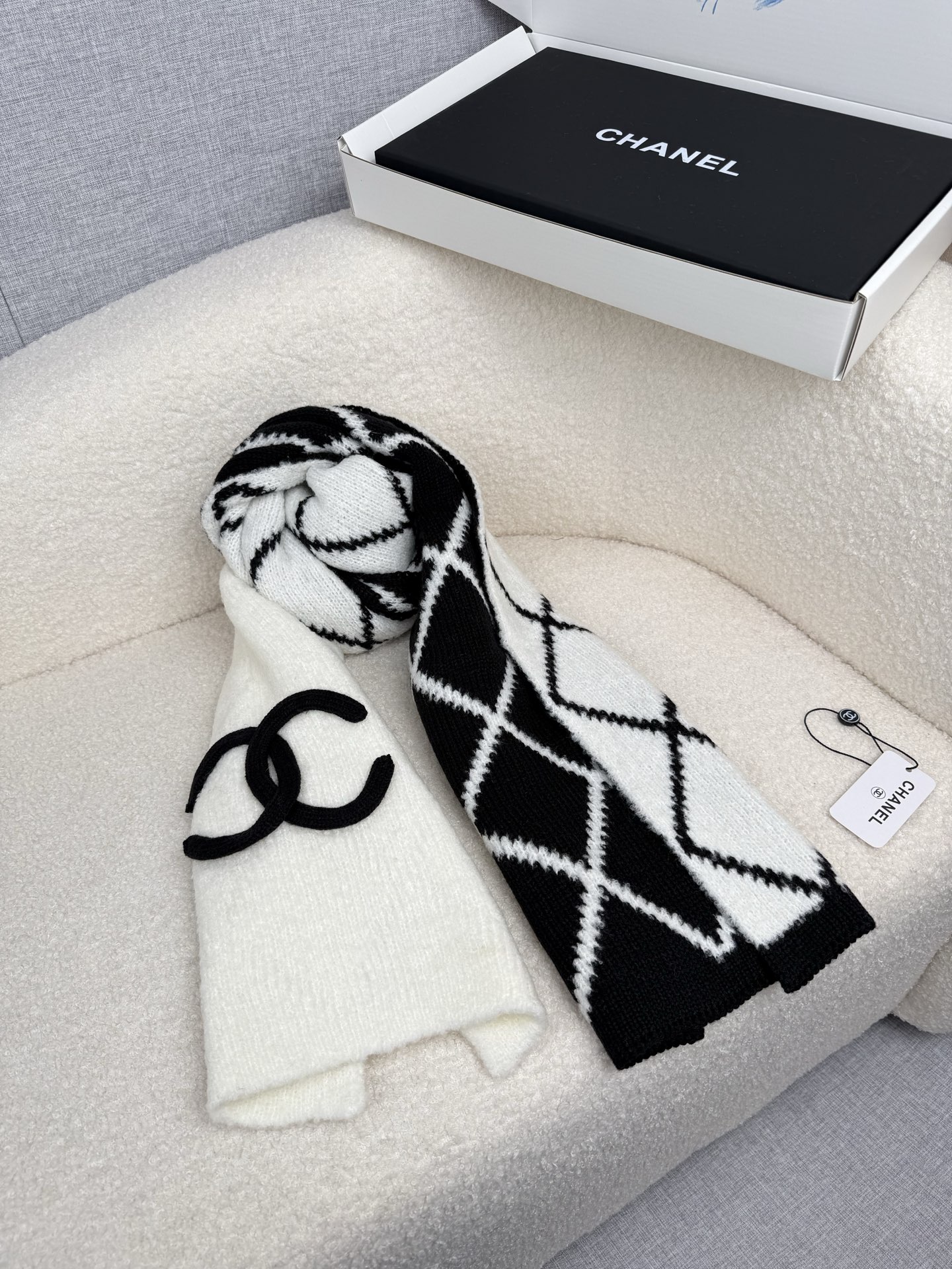 P。C家。香奈儿专柜新款！美翻了[流泪]御用殿堂级极品‼️新款专柜在售 进口纯羊绒时尚绣花针织毛线围巾披