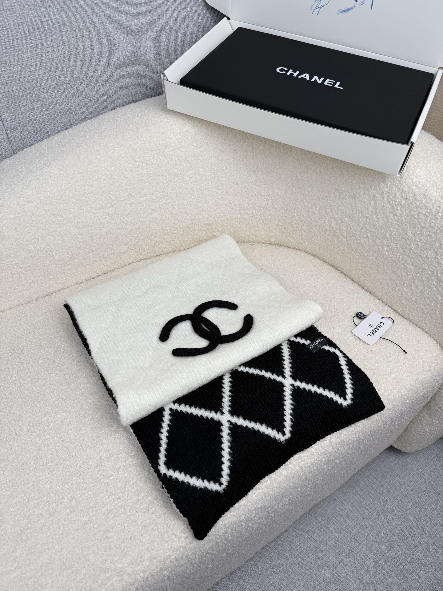 P。C家。香奈儿专柜新款！美翻了[流泪]御用殿堂级极品‼️新款专柜在售 进口纯羊绒时尚绣花针织毛线围巾披