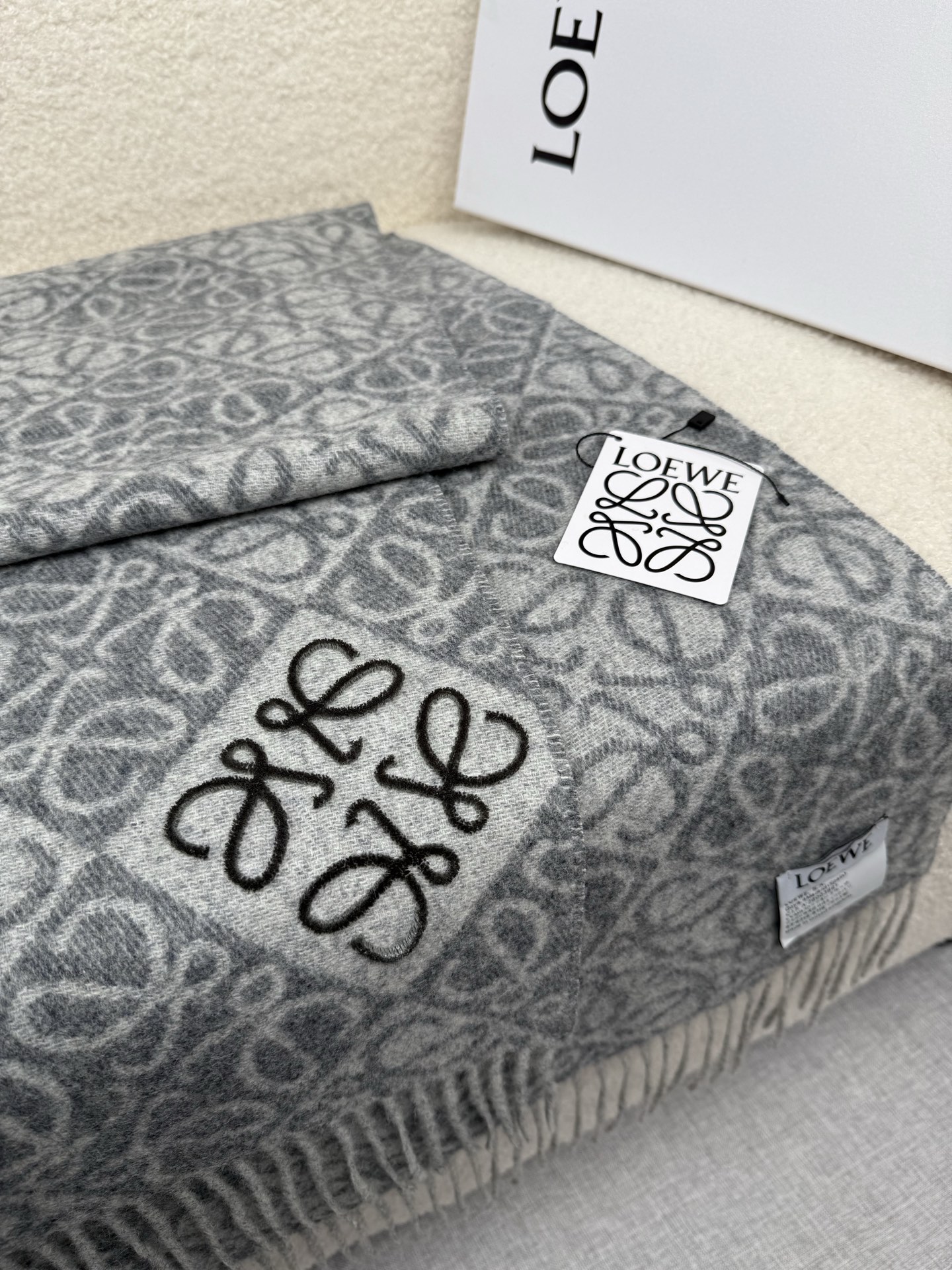 P。Loewe。【棋盘格-植绒-刺绣】罗意威logo围巾出新款啦! LOEWE全新logo围巾一深一浅交