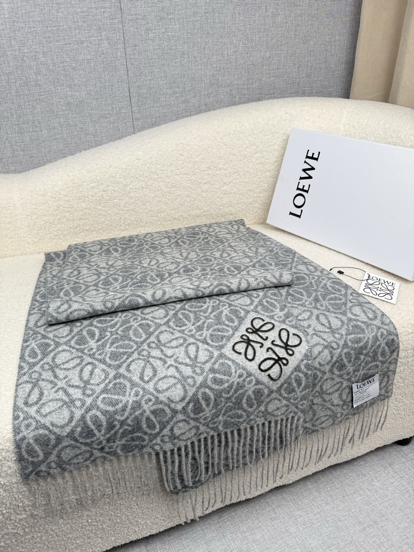 P。Loewe。【棋盘格-植绒-刺绣】罗意威logo围巾出新款啦! LOEWE全新logo围巾一深一浅交