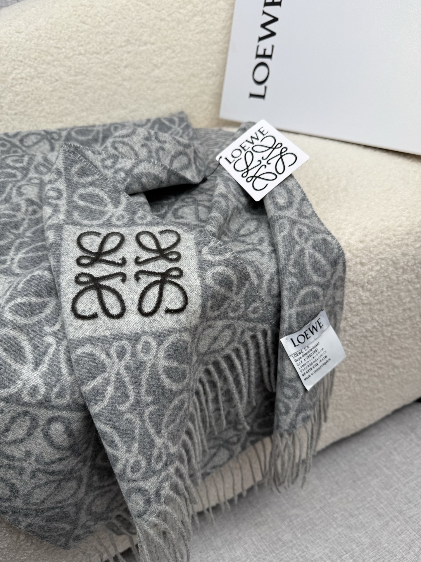 P。Loewe。【棋盘格-植绒-刺绣】罗意威logo围巾出新款啦! LOEWE全新logo围巾一深一浅交