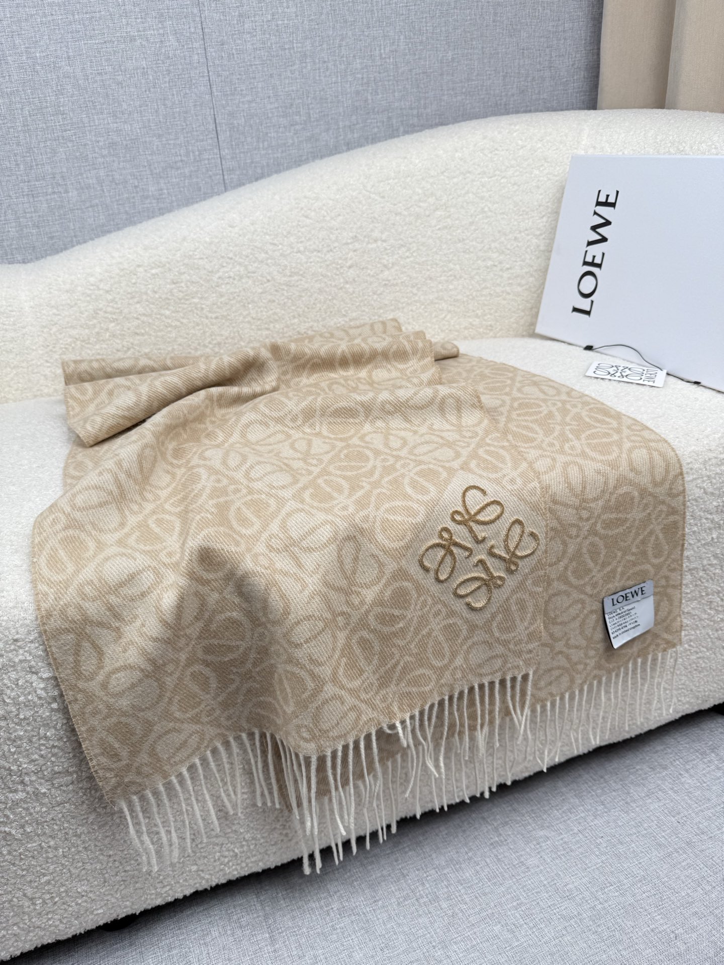 P。Loewe。【棋盘格-植绒-刺绣】罗意威logo围巾出新款啦! LOEWE全新logo围巾一深一浅交