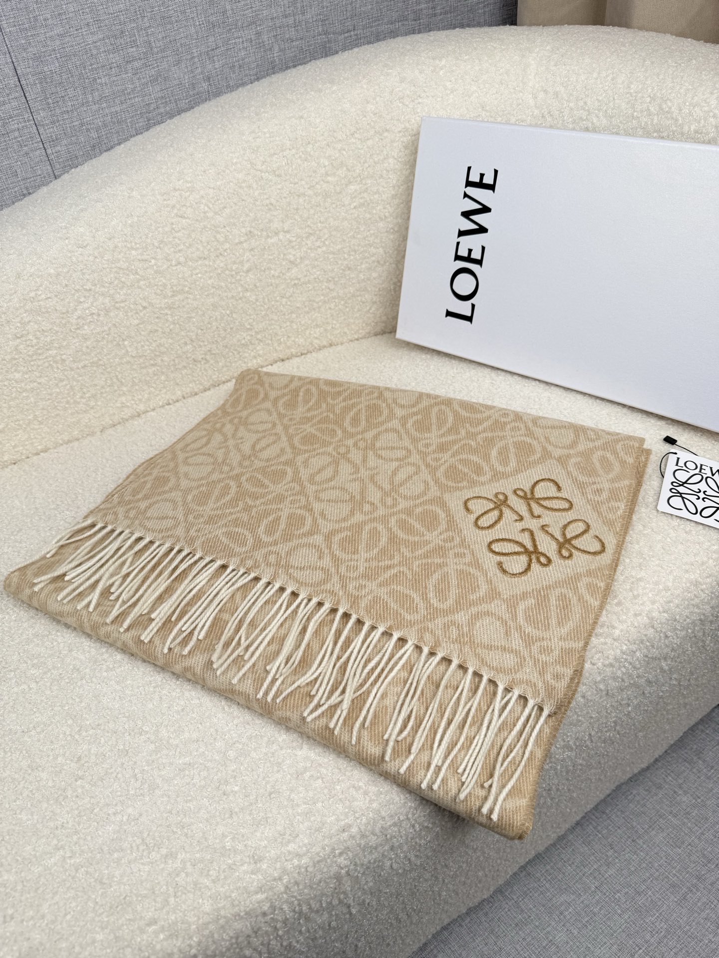 P。Loewe。【棋盘格-植绒-刺绣】罗意威logo围巾出新款啦! LOEWE全新logo围巾一深一浅交