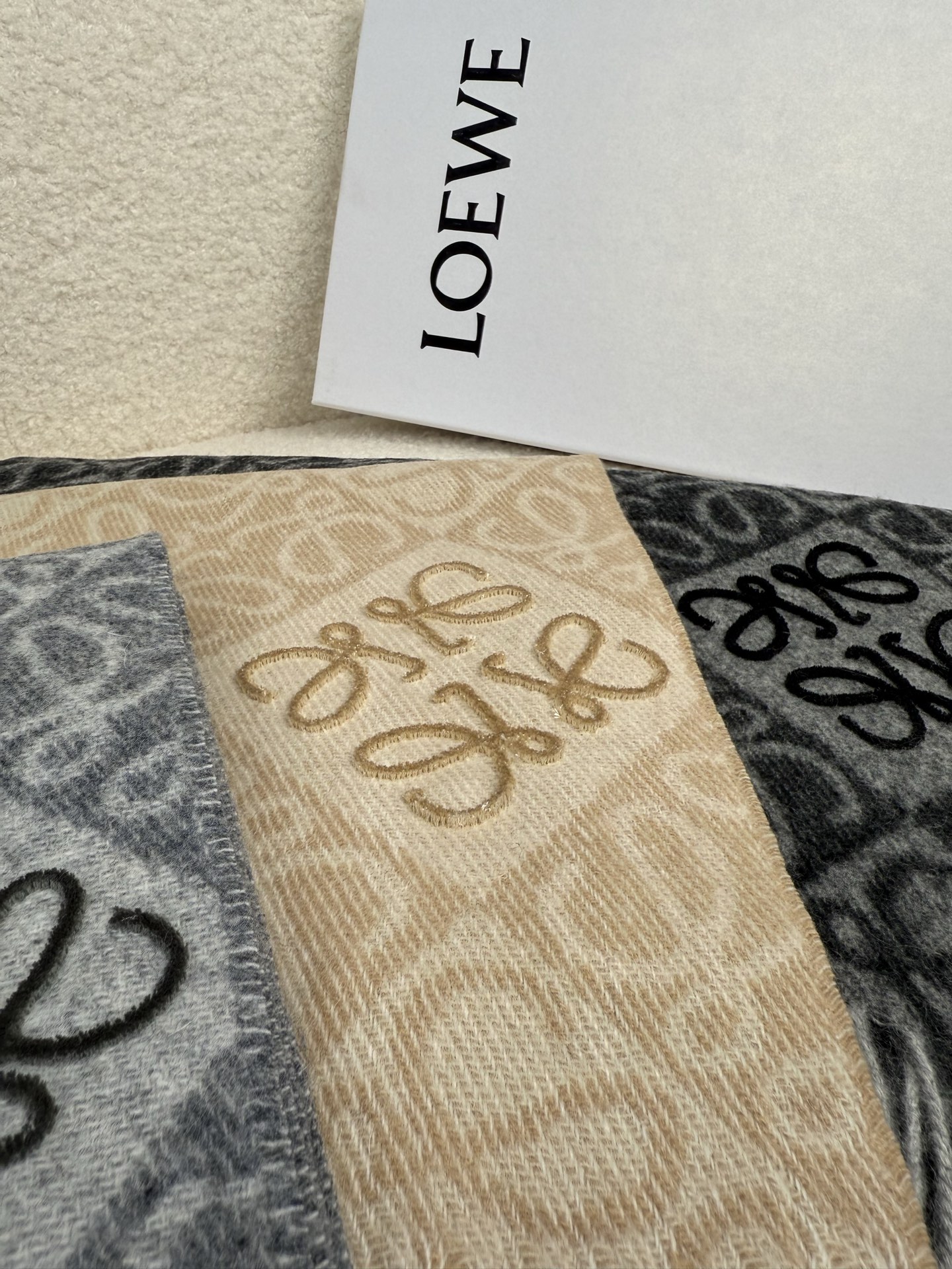 P。Loewe。【棋盘格-植绒-刺绣】罗意威logo围巾出新款啦! LOEWE全新logo围巾一深一浅交