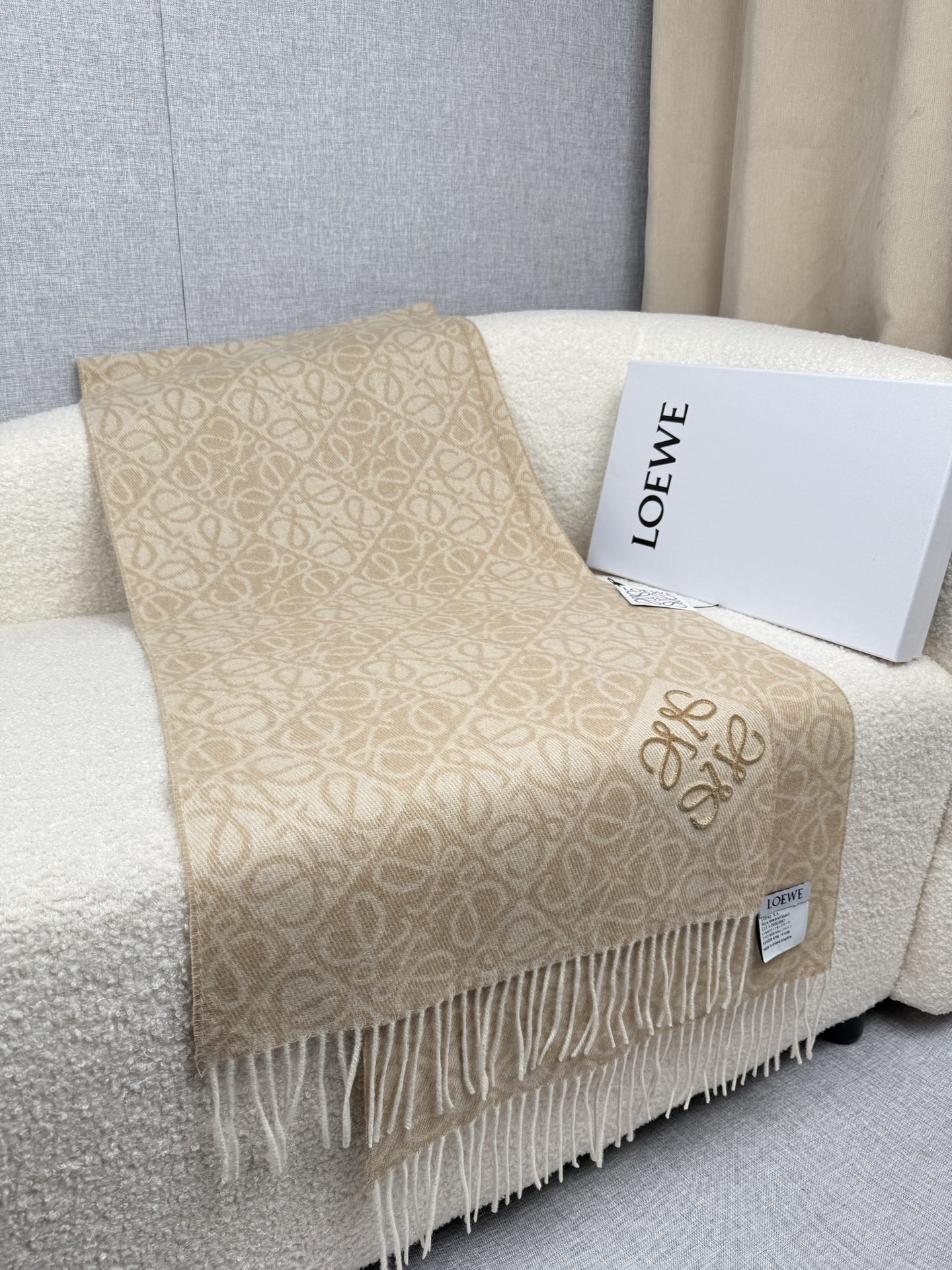 P。Loewe。【棋盘格-植绒-刺绣】罗意威logo围巾出新款啦! LOEWE全新logo围巾一深一浅交