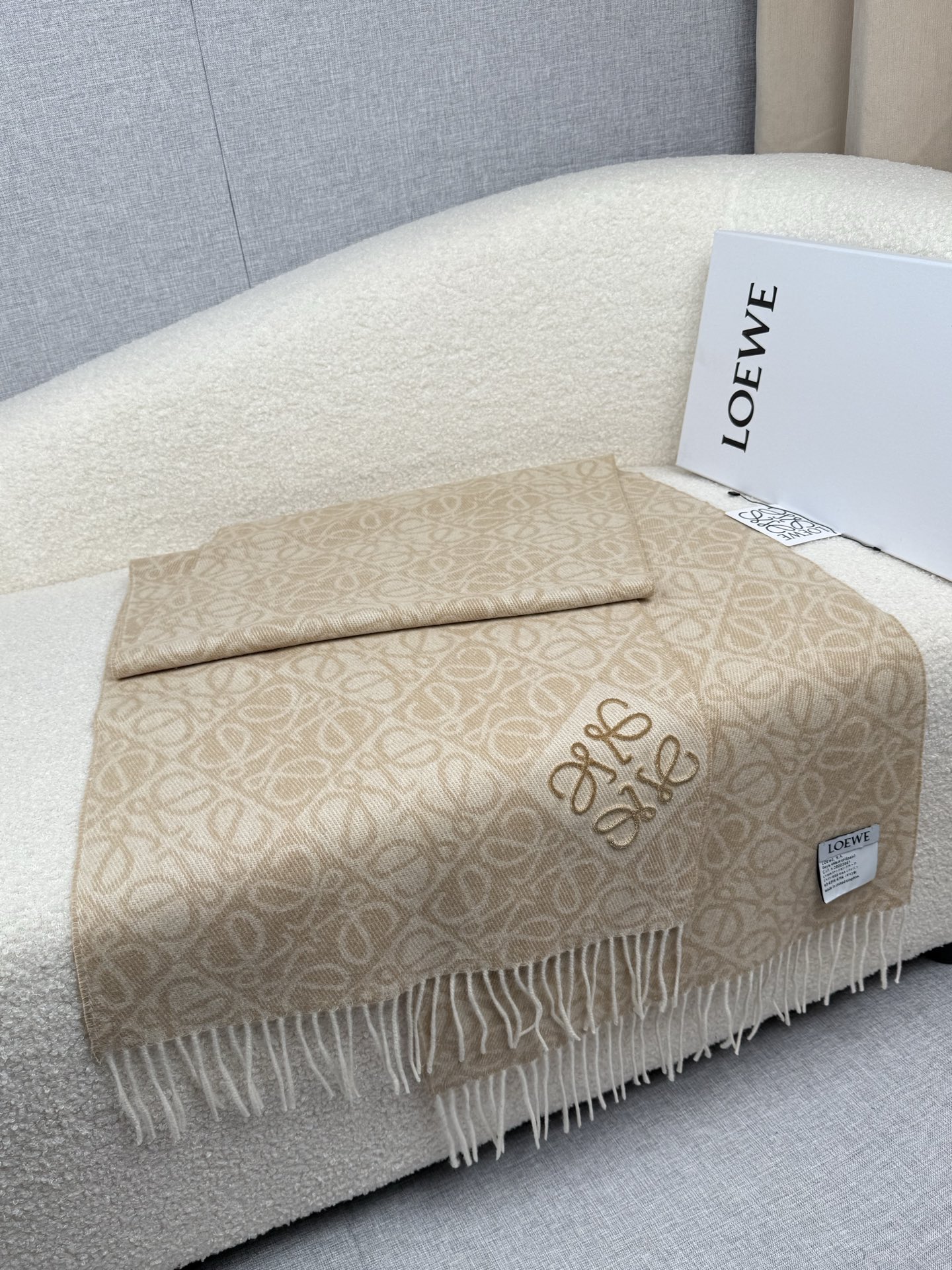 P。Loewe。【棋盘格-植绒-刺绣】罗意威logo围巾出新款啦! LOEWE全新logo围巾一深一浅交