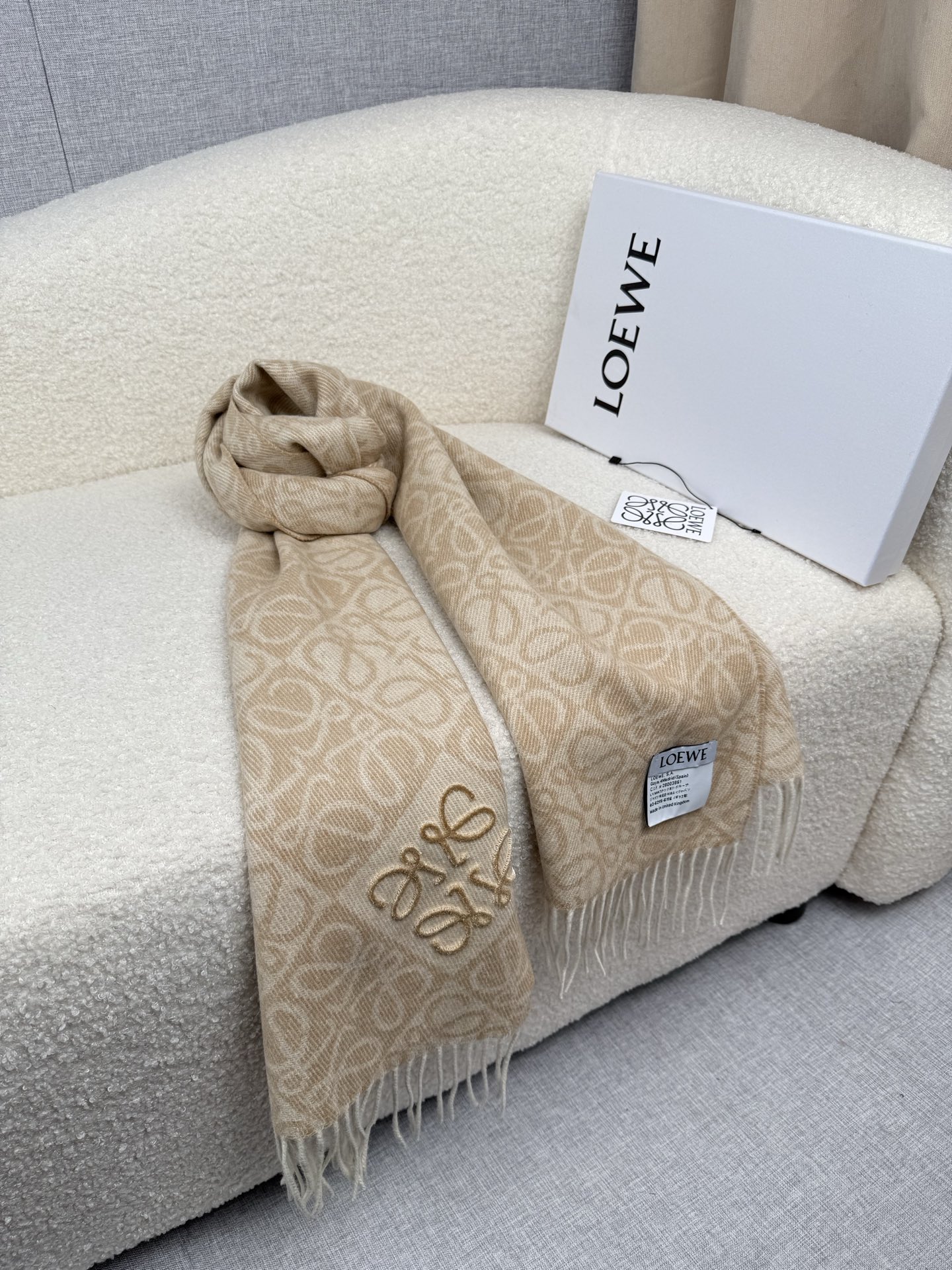 P。Loewe。【棋盘格-植绒-刺绣】罗意威logo围巾出新款啦! LOEWE全新logo围巾一深一浅交