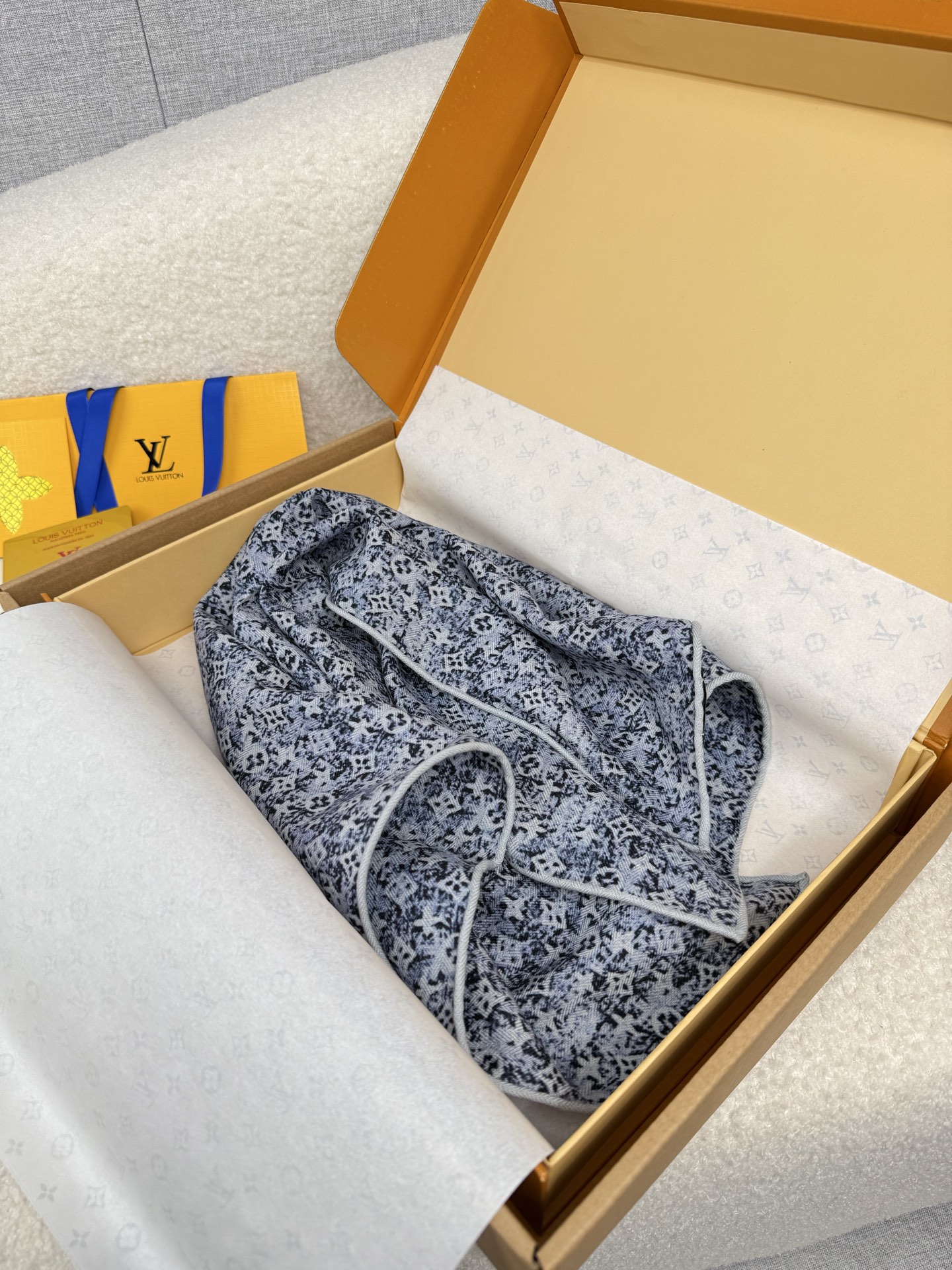 。L家。真的敲好看‼️推荐💕顶级工艺超值‼️专柜爆款❗️立体呈现图案纹路实物档次极高，特殊工艺高端研发惊