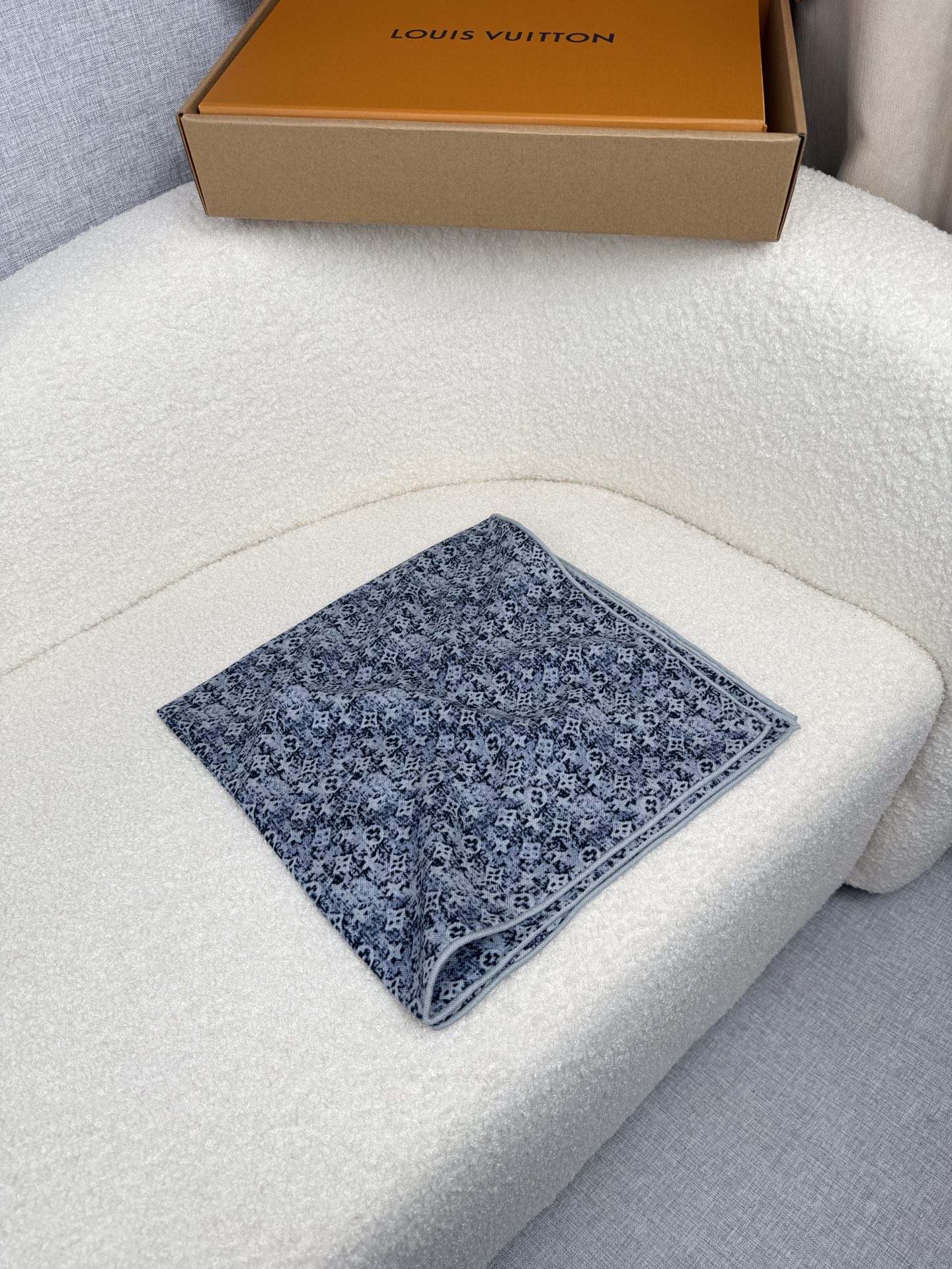 。L家。真的敲好看‼️推荐💕顶级工艺超值‼️专柜爆款❗️立体呈现图案纹路实物档次极高，特殊工艺高端研发惊