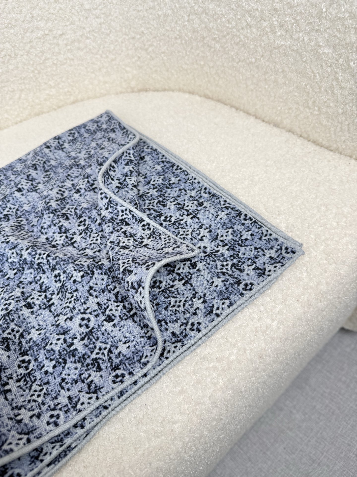 。L家。真的敲好看‼️推荐💕顶级工艺超值‼️专柜爆款❗️立体呈现图案纹路实物档次极高，特殊工艺高端研发惊