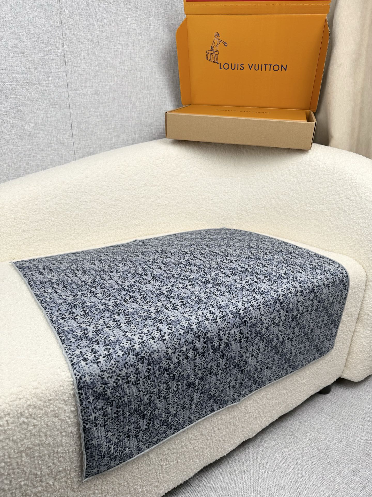 。L家。真的敲好看‼️推荐💕顶级工艺超值‼️专柜爆款❗️立体呈现图案纹路实物档次极高，特殊工艺高端研发惊