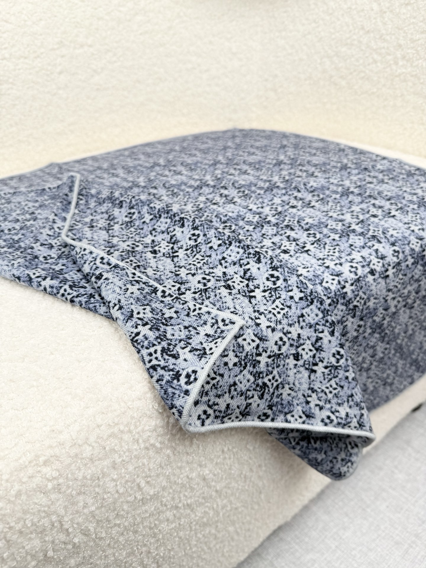 。L家。真的敲好看‼️推荐💕顶级工艺超值‼️专柜爆款❗️立体呈现图案纹路实物档次极高，特殊工艺高端研发惊