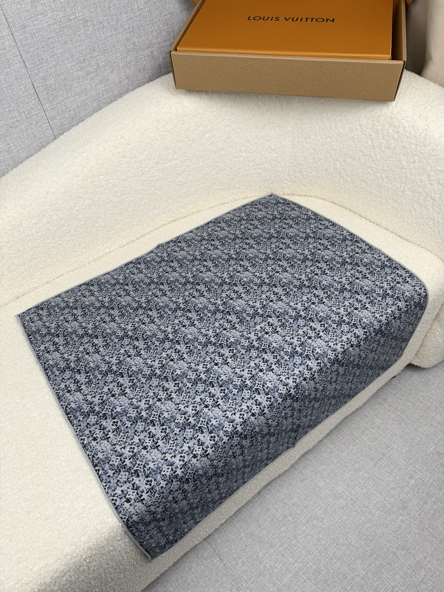 。L家。真的敲好看‼️推荐💕顶级工艺超值‼️专柜爆款❗️立体呈现图案纹路实物档次极高，特殊工艺高端研发惊