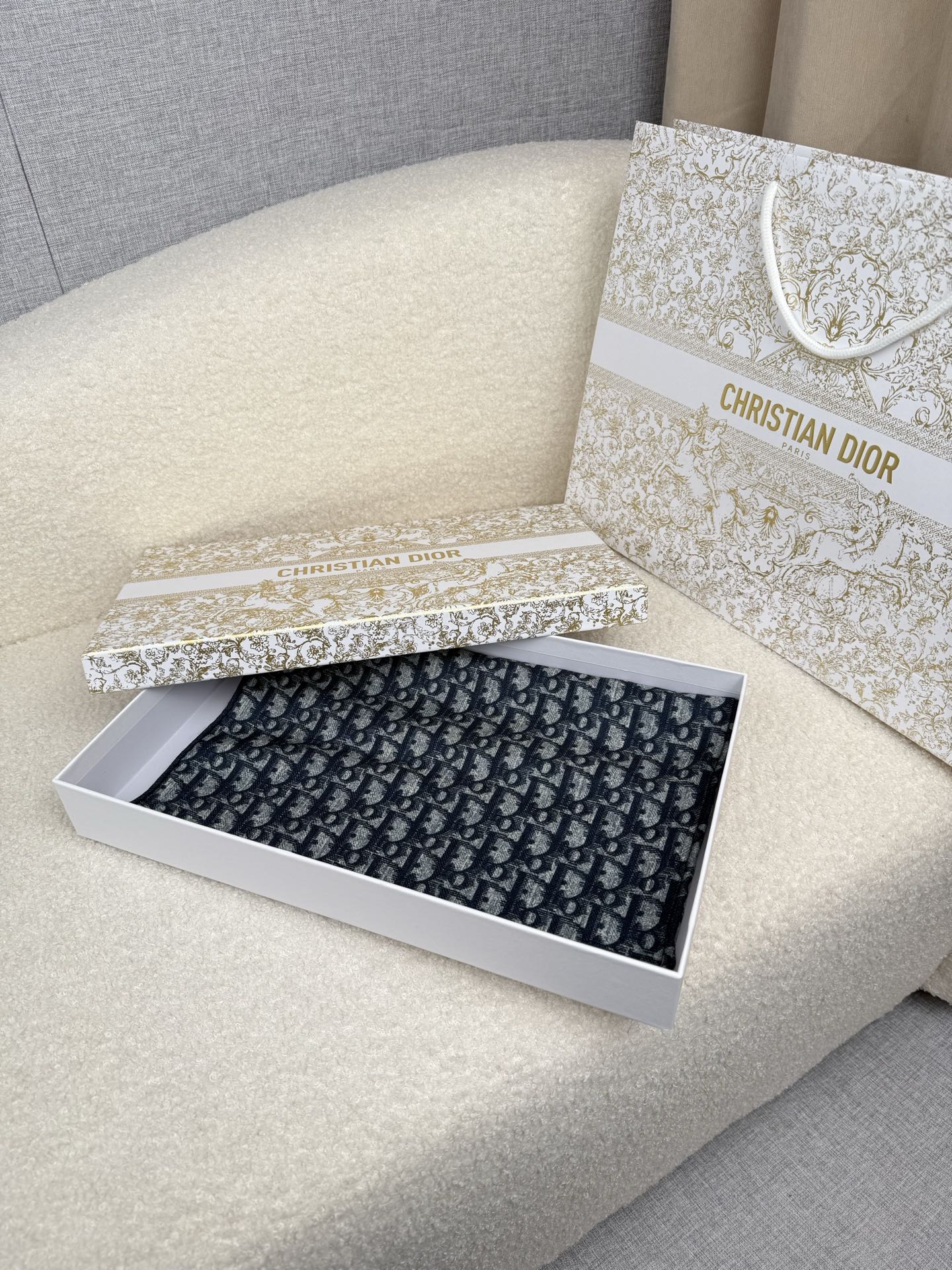 。D奥。真的敲好看‼️推荐💕顶级工艺超值‼️专柜爆款❗️立体呈现图案纹路实物档次极高，特殊工艺高端研发惊