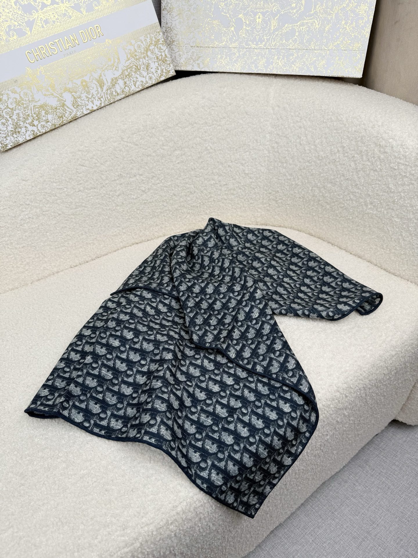 。D奥。真的敲好看‼️推荐💕顶级工艺超值‼️专柜爆款❗️立体呈现图案纹路实物档次极高，特殊工艺高端研发惊